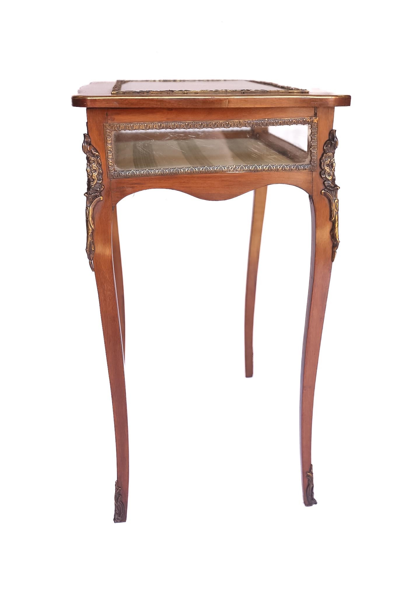 Louis XVI Noyer  Cabinet de bijouterie en marqueterie & incrustation en vente