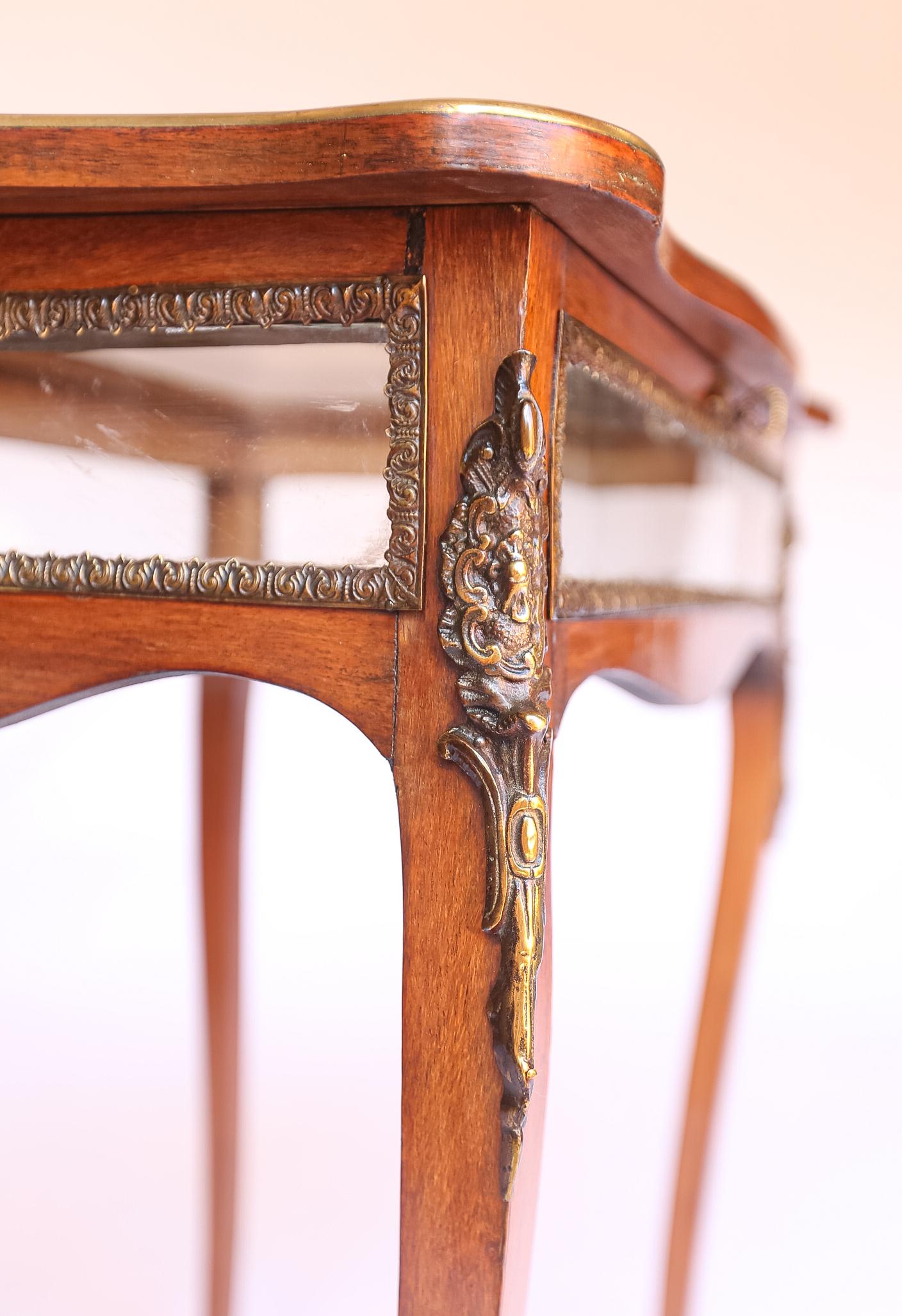 Début du 20ème siècle Noyer  Cabinet de bijouterie en marqueterie & incrustation en vente