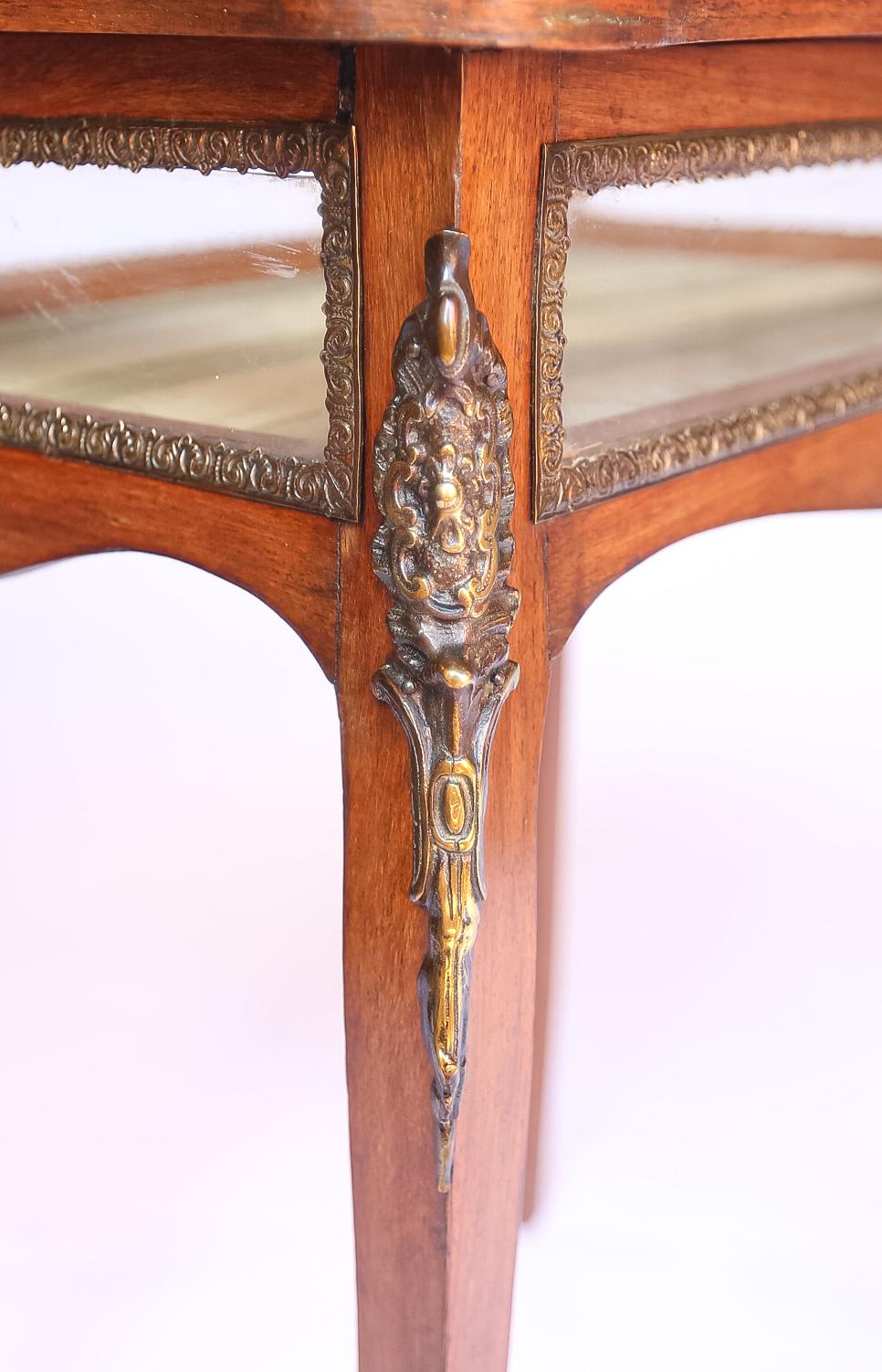 Noyer  Cabinet de bijouterie en marqueterie & incrustation en vente 1