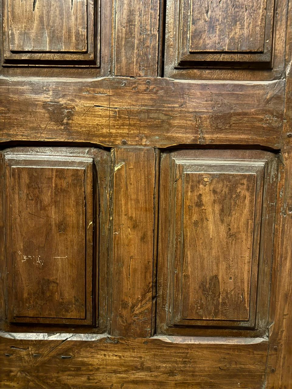 Walnut internal single door with six carved panels, Italy In Good Condition For Sale In Cuneo, Italy (CN)
