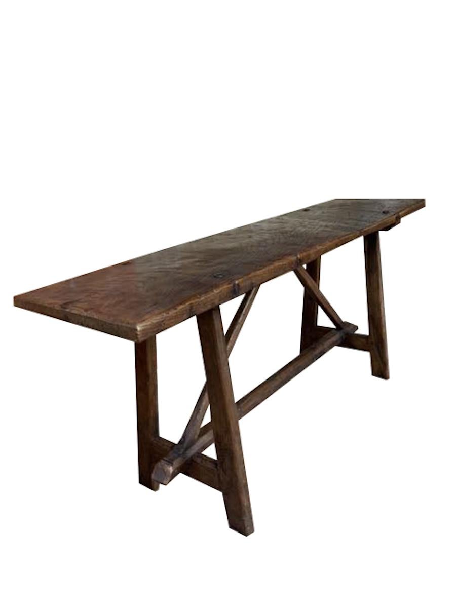 Consola italiana del siglo XVIII.
Diseño tradicional con base de caballete.
Nogal pulido.
Bonita pátina natural.
LLEGADA DE AGOSTO

 