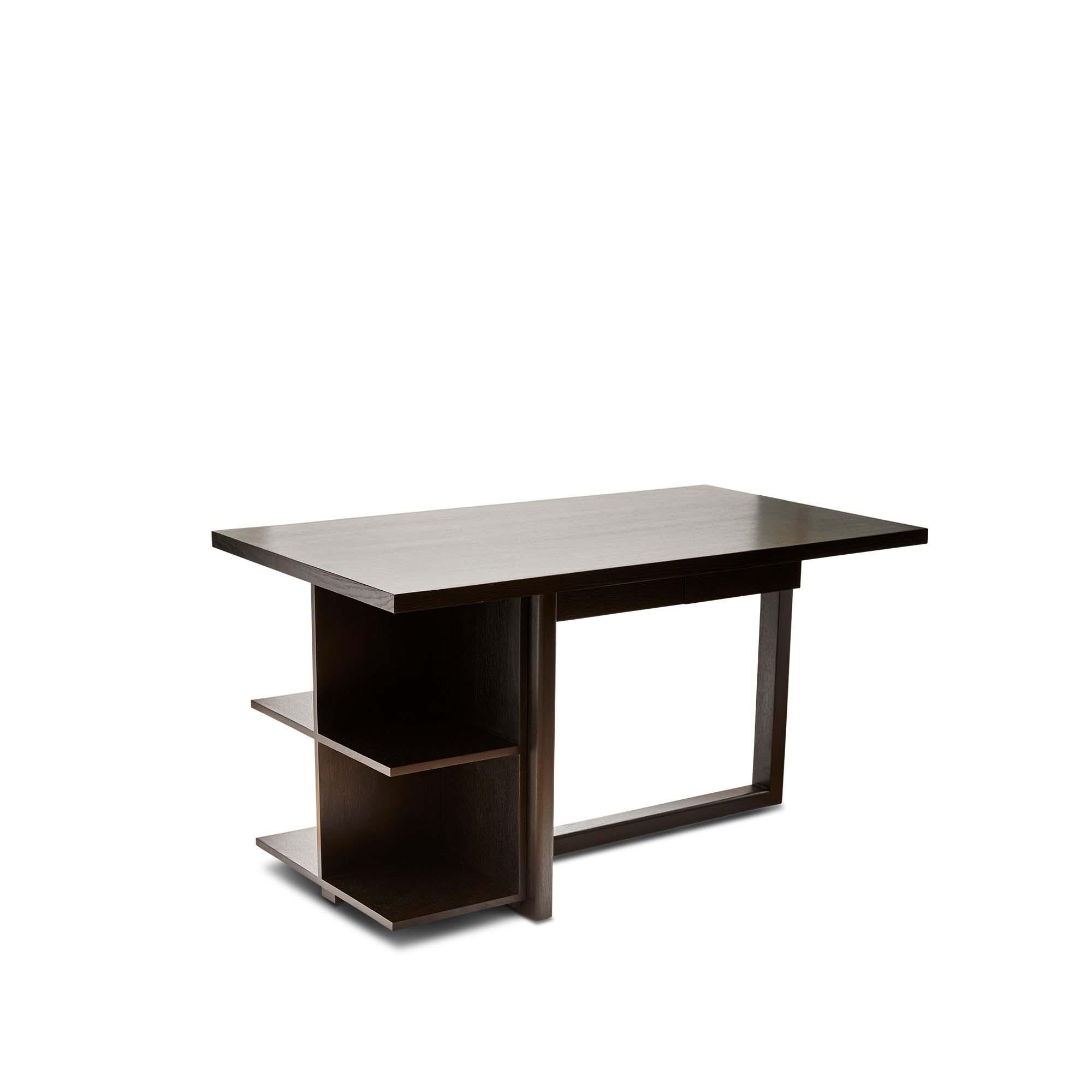 Le bureau Ivanhoe est doté d'une base en porte-à-faux avec des étagères ouvertes. Disponible en noyer américain ou en chêne blanc et les tiroirs sont disponibles sur demande. 

La collection Lawson-Fenning est conçue et fabriquée à la main à Los