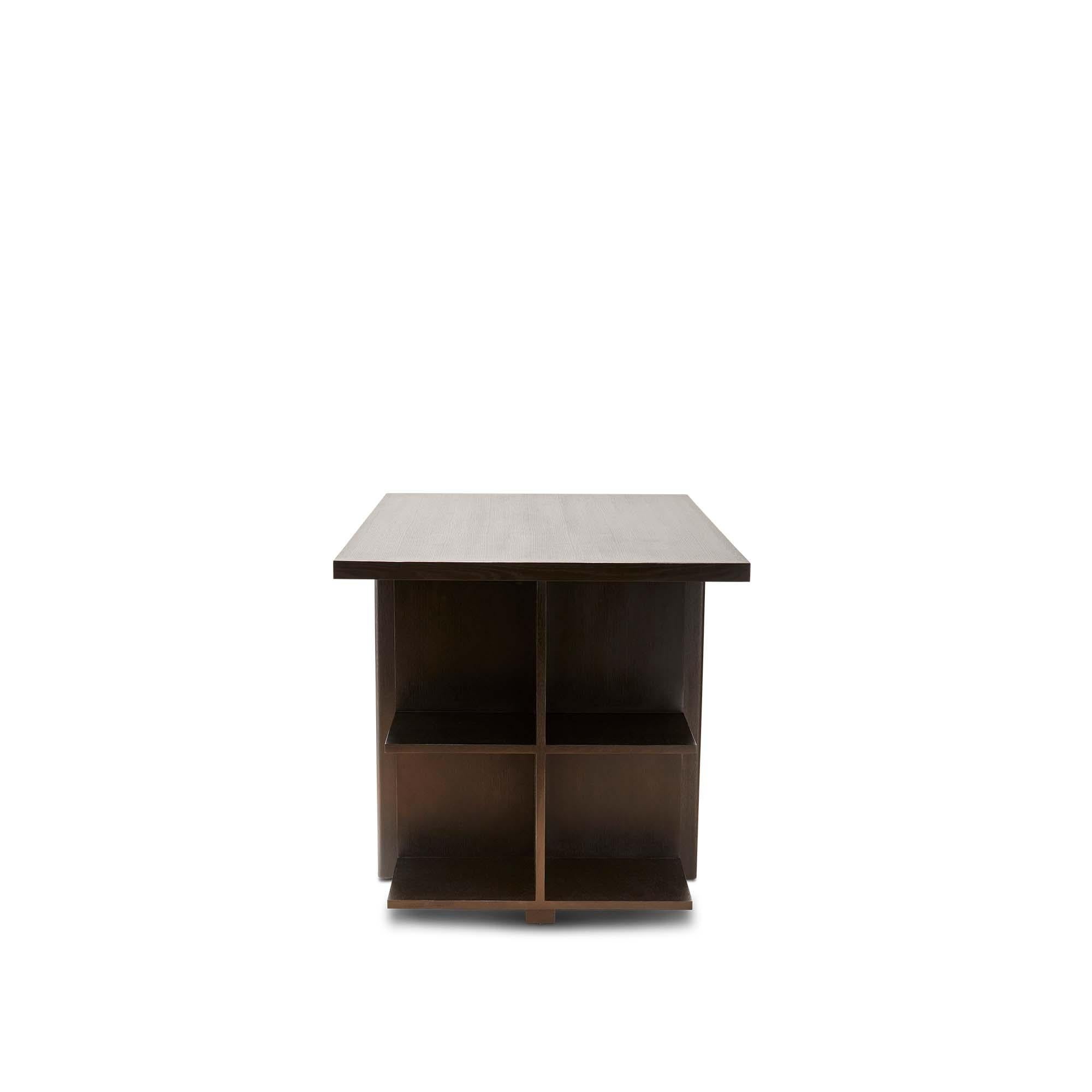 Mid-Century moderno Scrivania Ivanhoe in noce con cassetti per matite di Lawson-Fenning in vendita