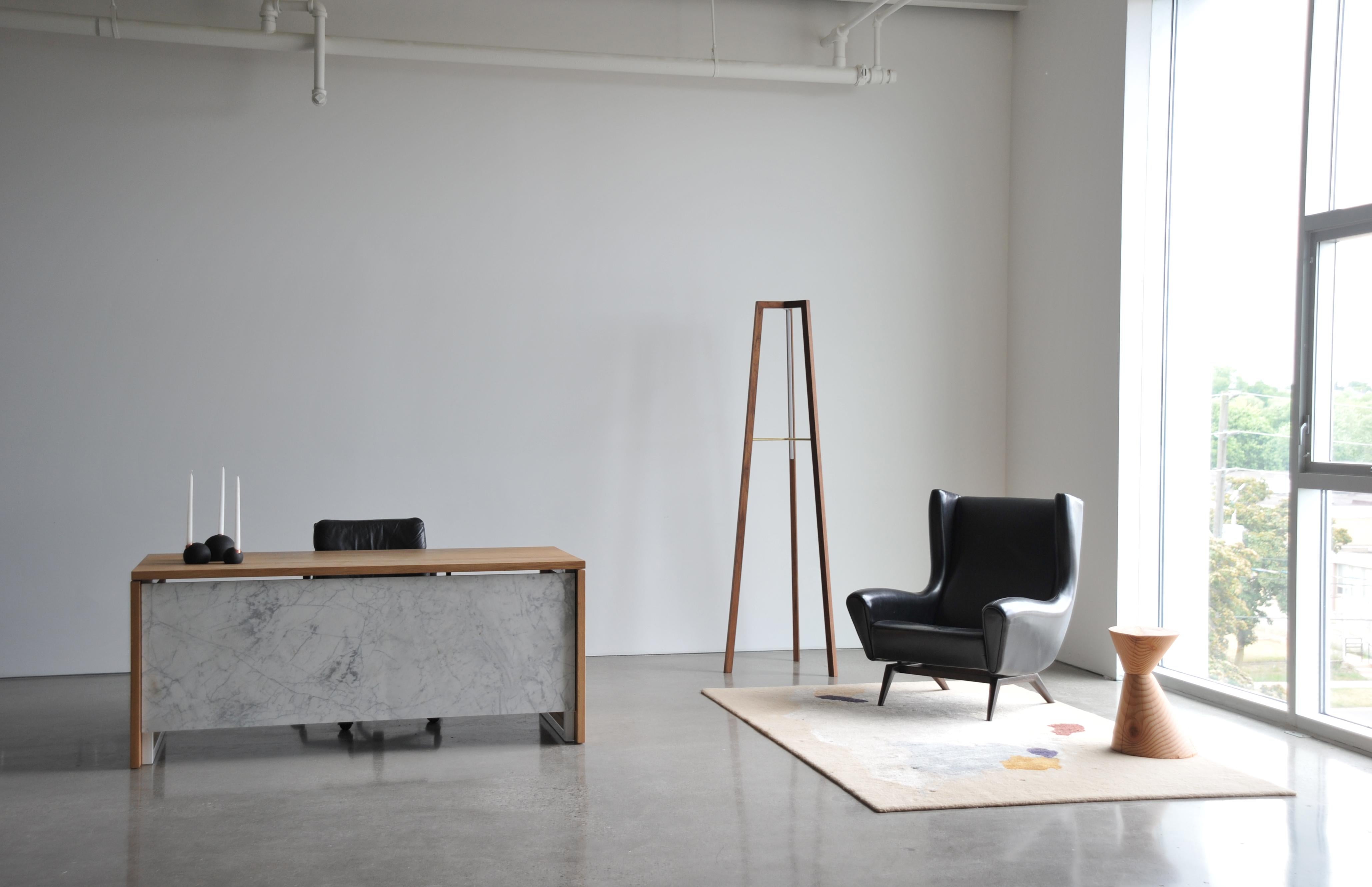 Lámpara de pie Walnut Junction de Hollis & Morris en Nuevo estado para la venta en Geneve, CH