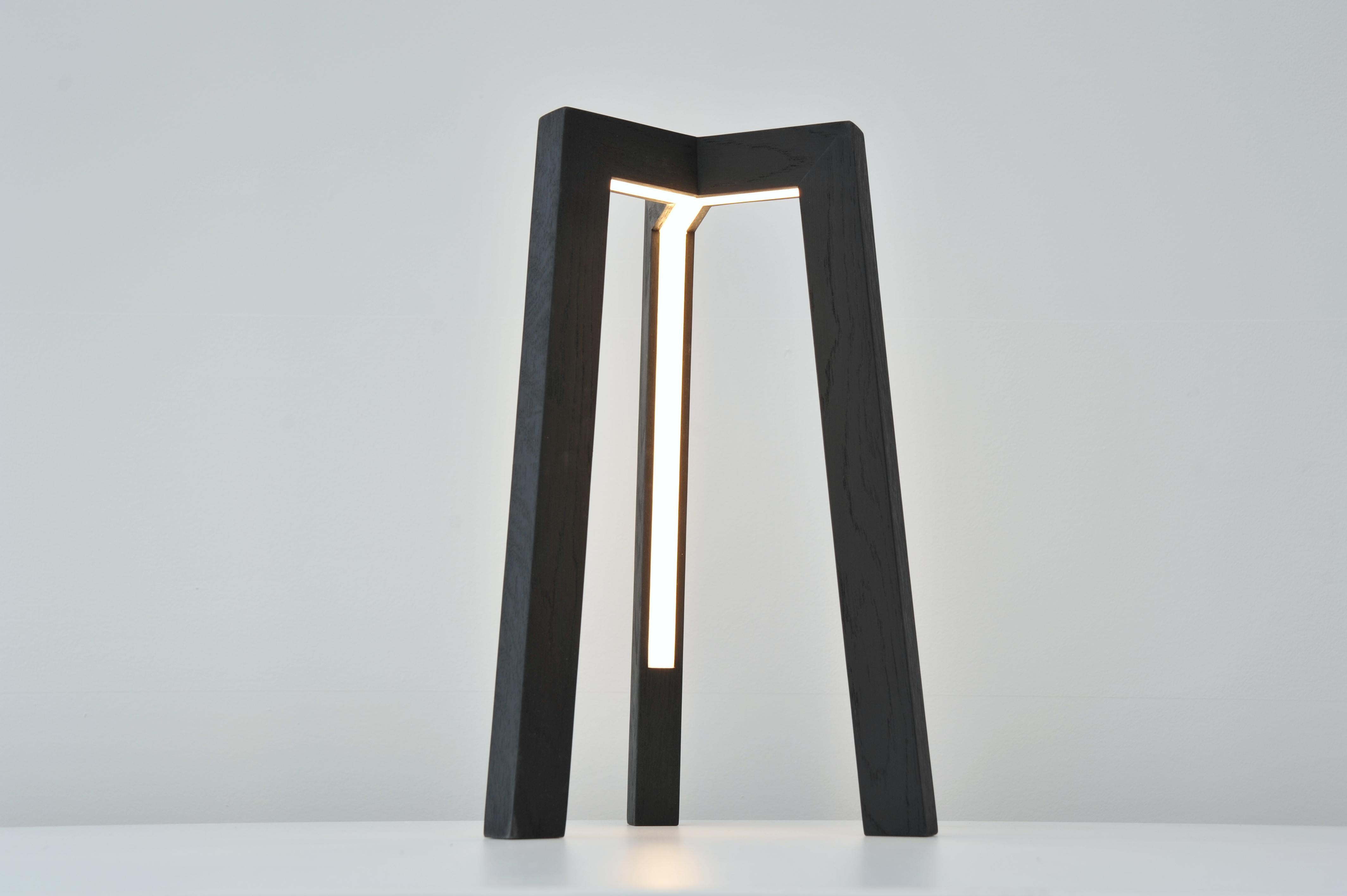 Lampada da tavolo con giunzione in noce di Hollis & Morris
Dimensioni: 10,5
