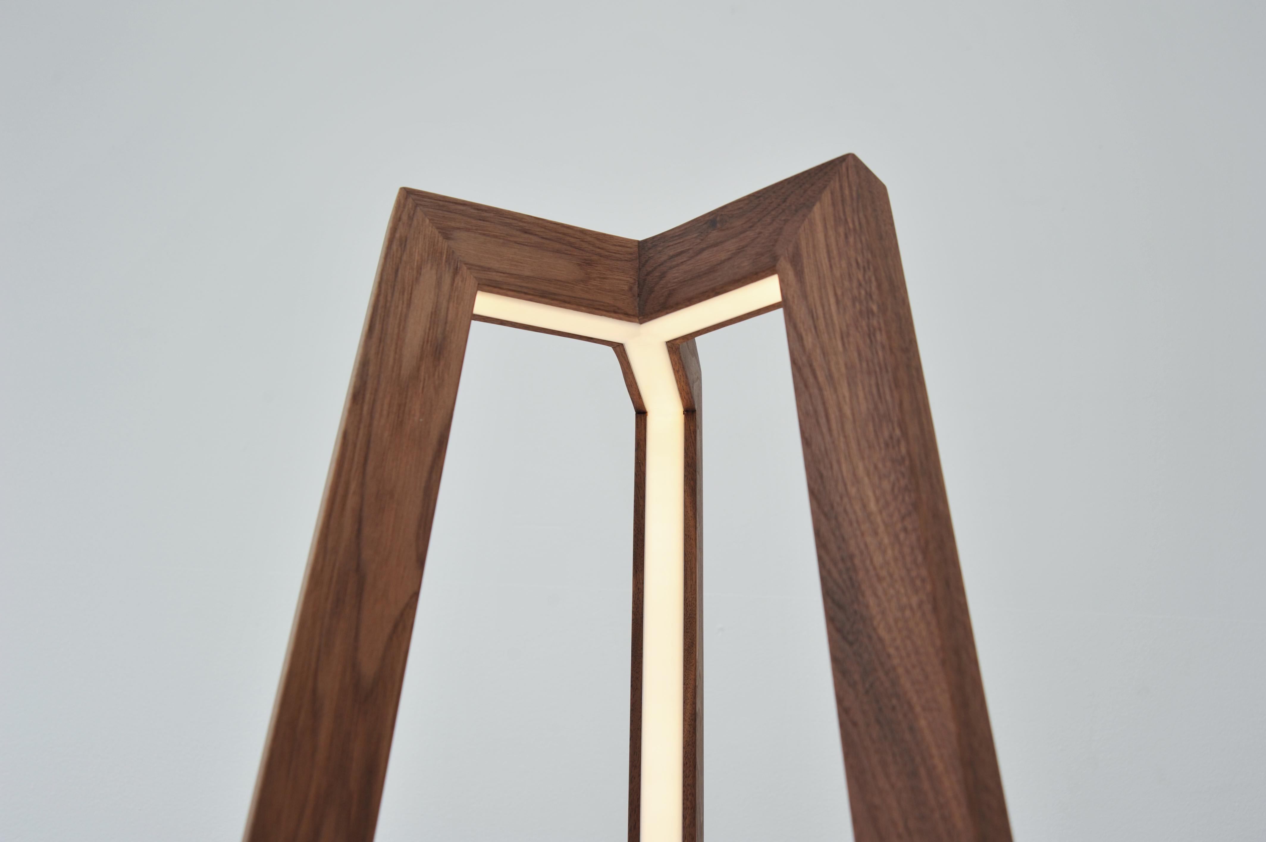 A olio Lampada da tavolo Walnut Junction di Hollis & Morris in vendita