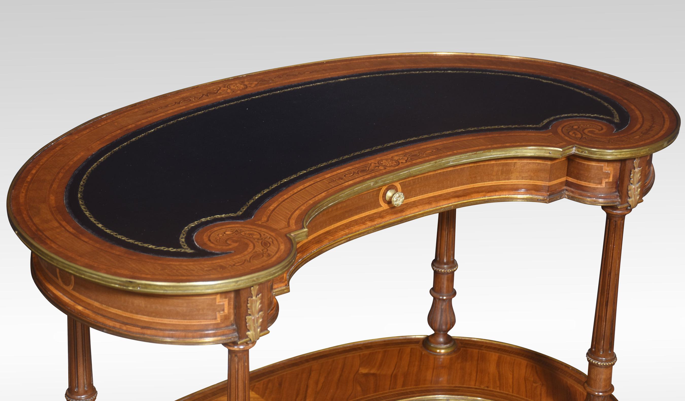Nierenförmiger Schreibtisch aus Nussbaum und Intarsien in der Art von Holland & Sons. Die geformte Platte ist mit einer blauen Lederschreibfläche versehen, die von einer eingelegten Bordüre und Messingbändern umgeben ist. Der Fries ist mit einer