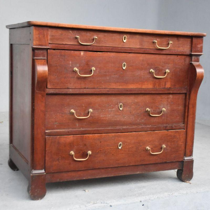 Walnut lacquered chest of drawers Restoration of the late 19th century, dimension 86 cm high by 101 cm wide and 56 cm deep.

Additional information:
Style: French restoration
Material: walnut