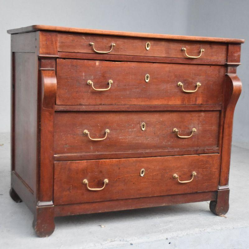 Cassettiera laccata in noce Restauro della fine del XIX secolo, dimensioni 86 cm di altezza per 101 cm di larghezza e 56 cm di profondità.

Informazioni aggiuntive:
Stile: Restauro francese
Materiale: noce