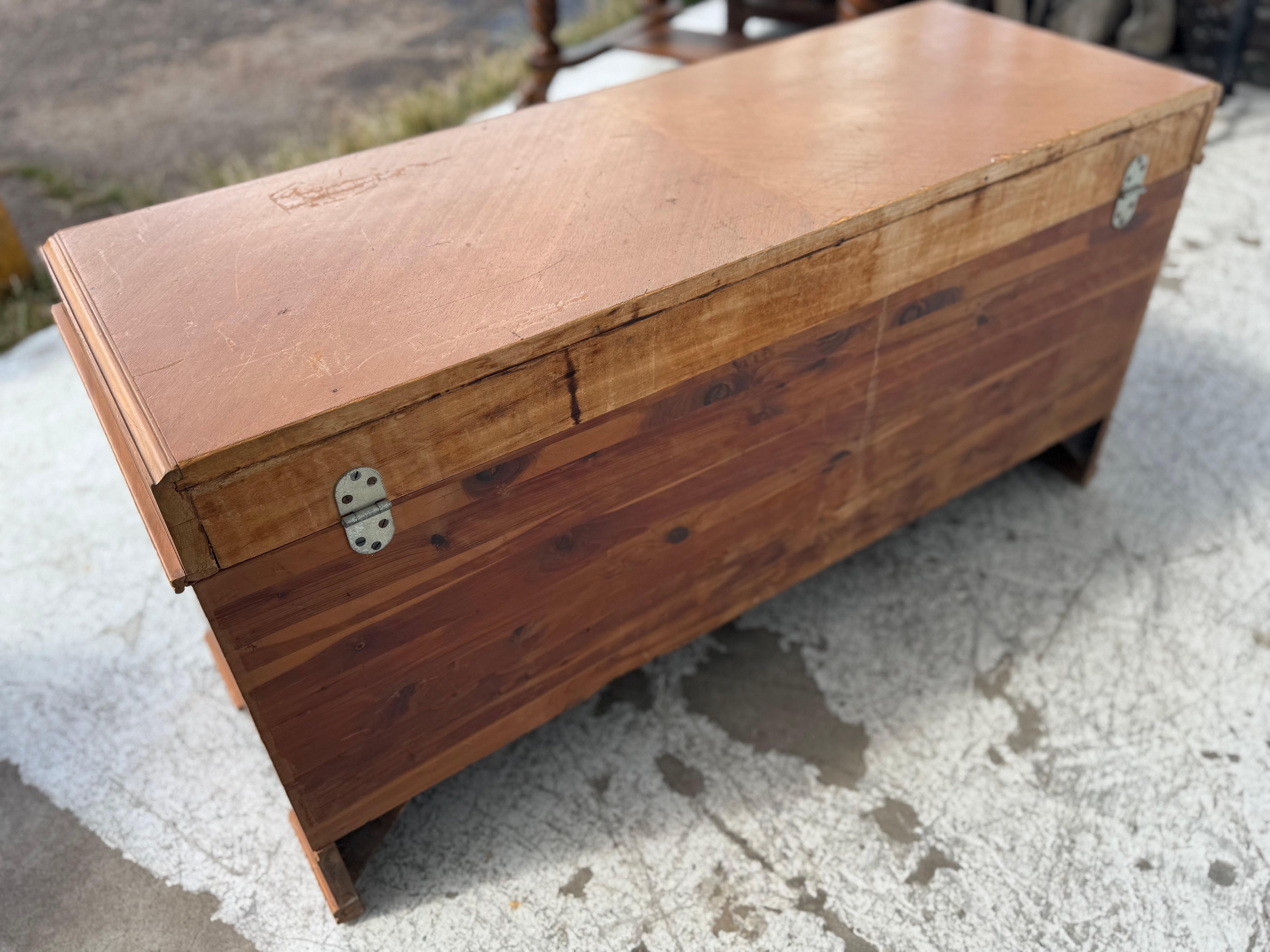 XX secolo Walnut Lane's Altavista Waterfall Front Art Deco Blanket Chest in vendita