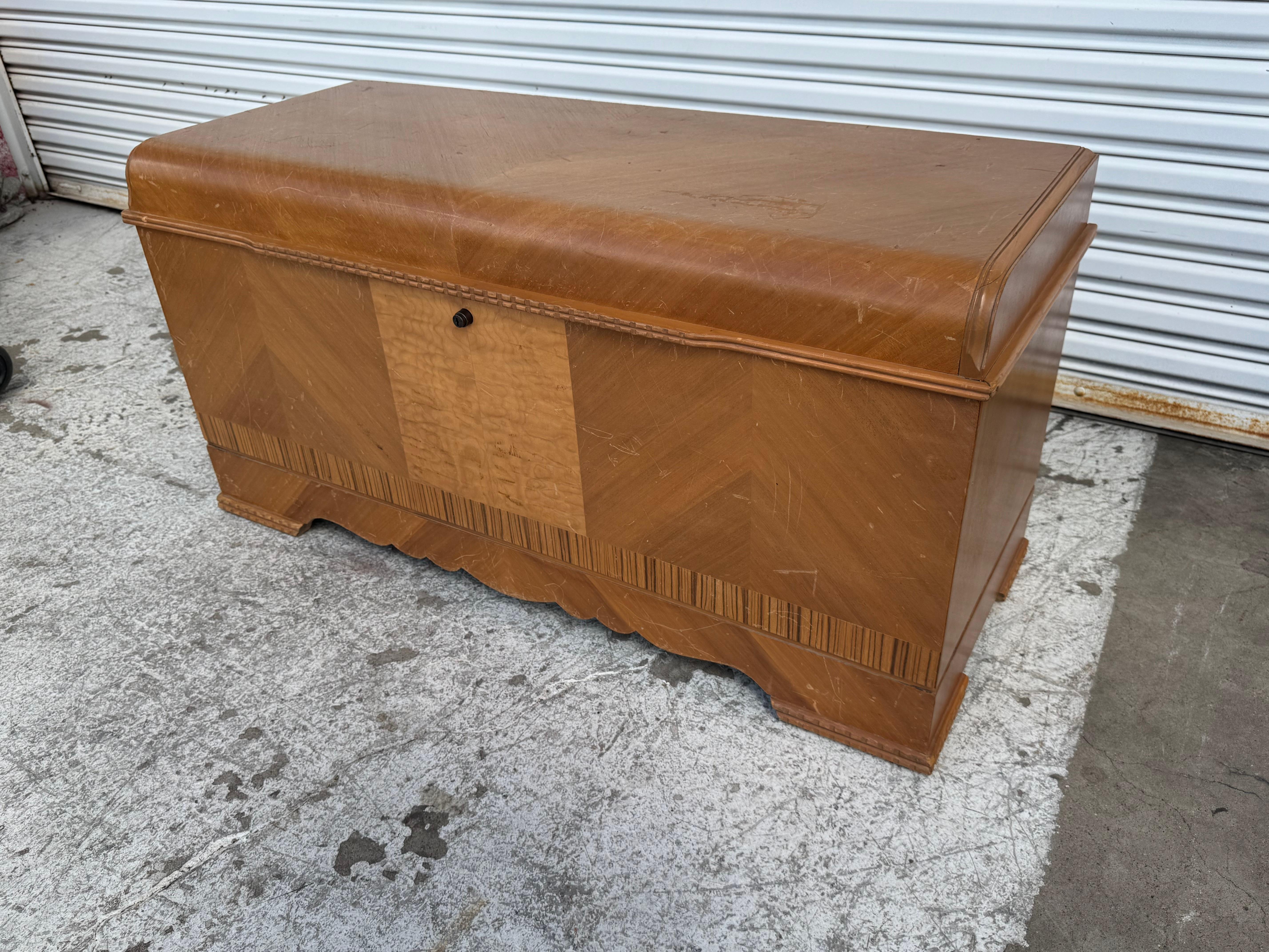Noce Walnut Lane's Altavista Waterfall Front Art Deco Blanket Chest in vendita