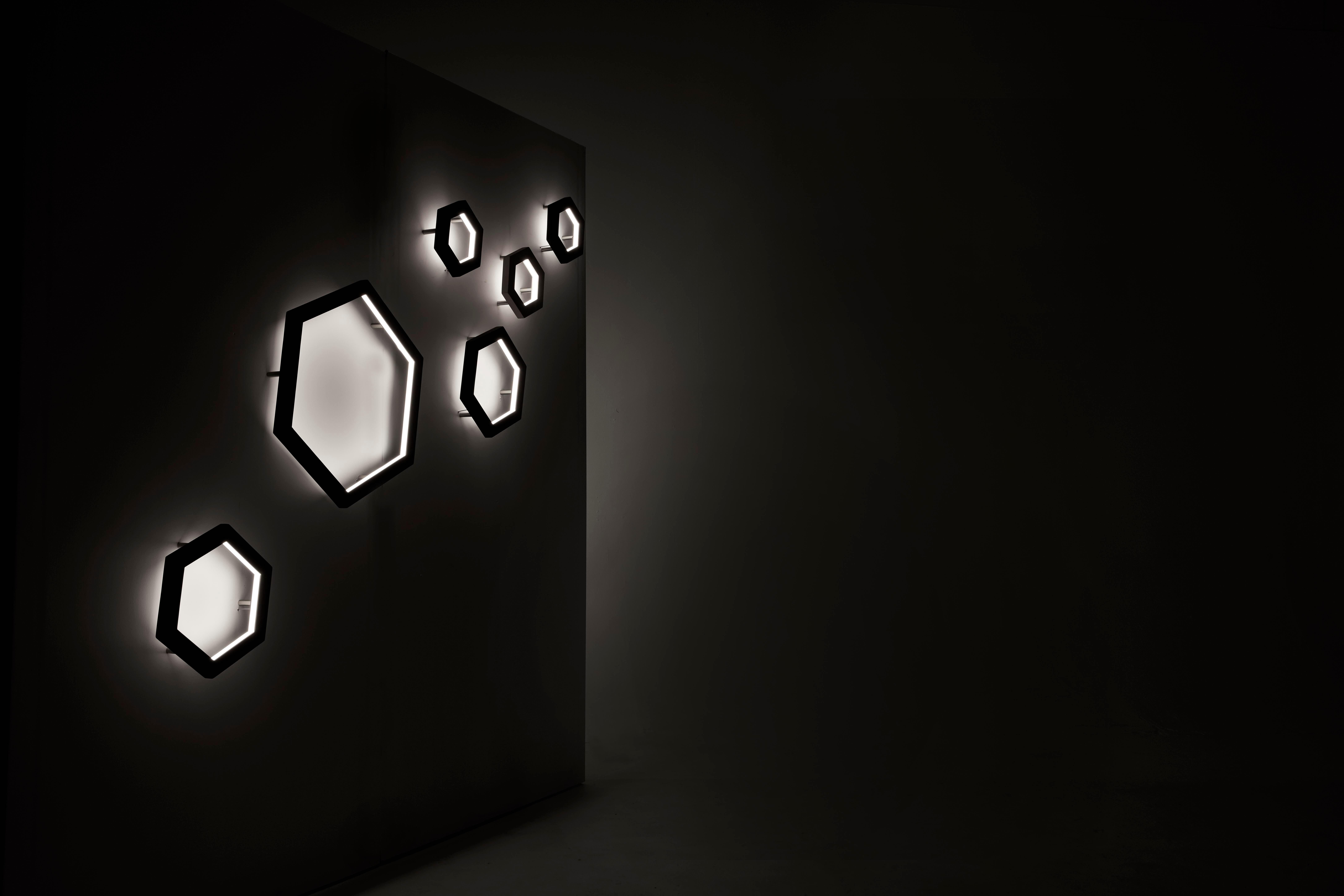 Lámpara hexagonal grande de nogal, colgante by Hollis & Morris Nogal en venta
