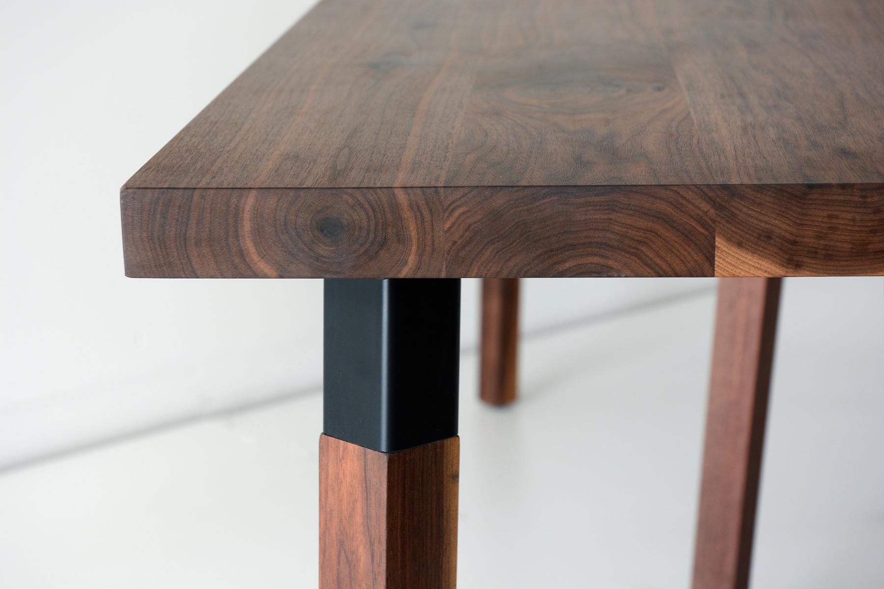 Canadien Table de salle à manger en noyer par Hollis & Morris en vente