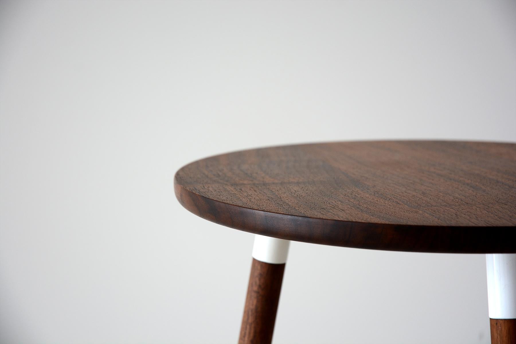 Poudré Table d'appoint large et courte Crescenttown en noyer par Hollis & Morris en vente