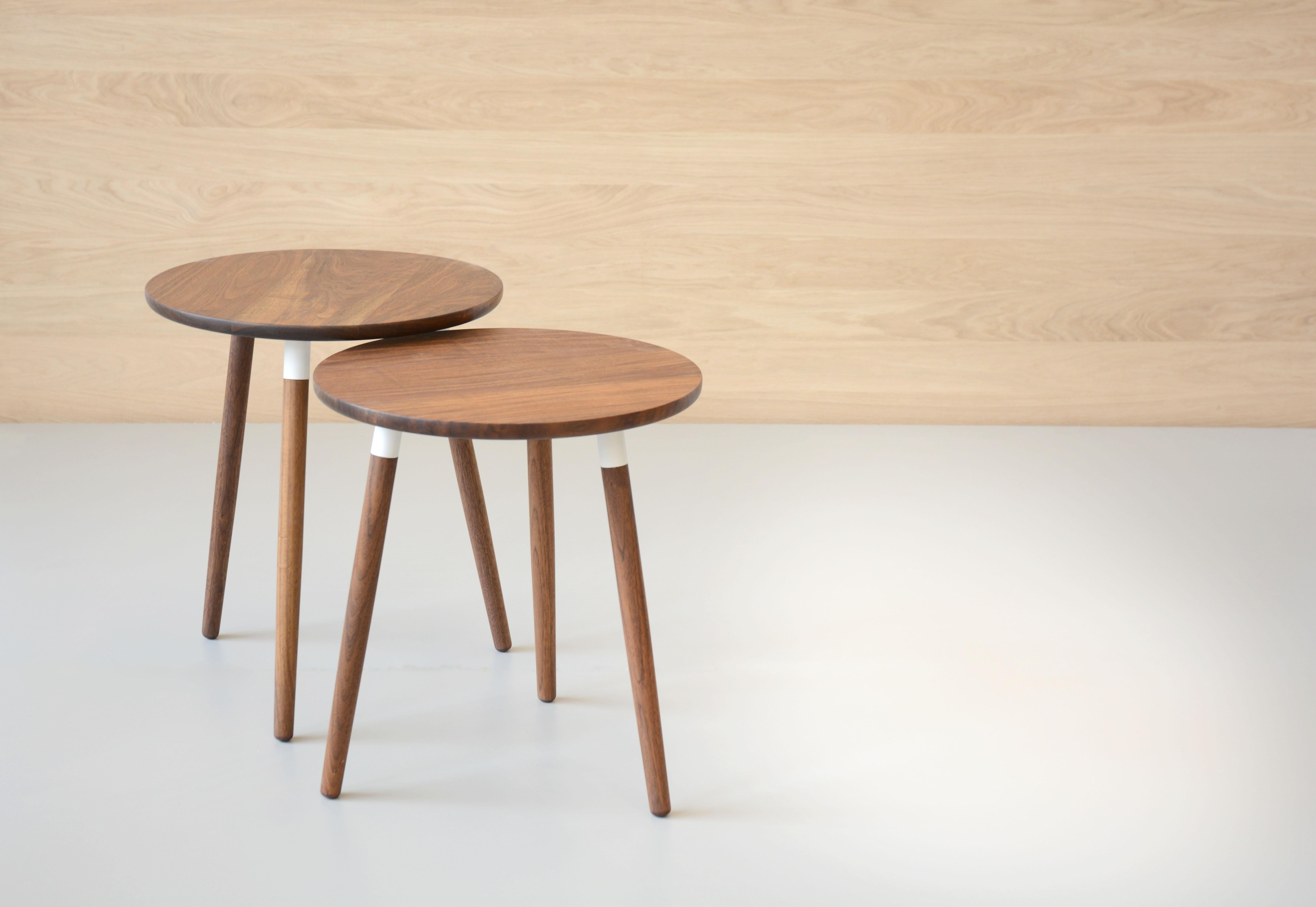 Canadien Table d'appoint Crescenttown en noyer par Hollis & Morris en vente