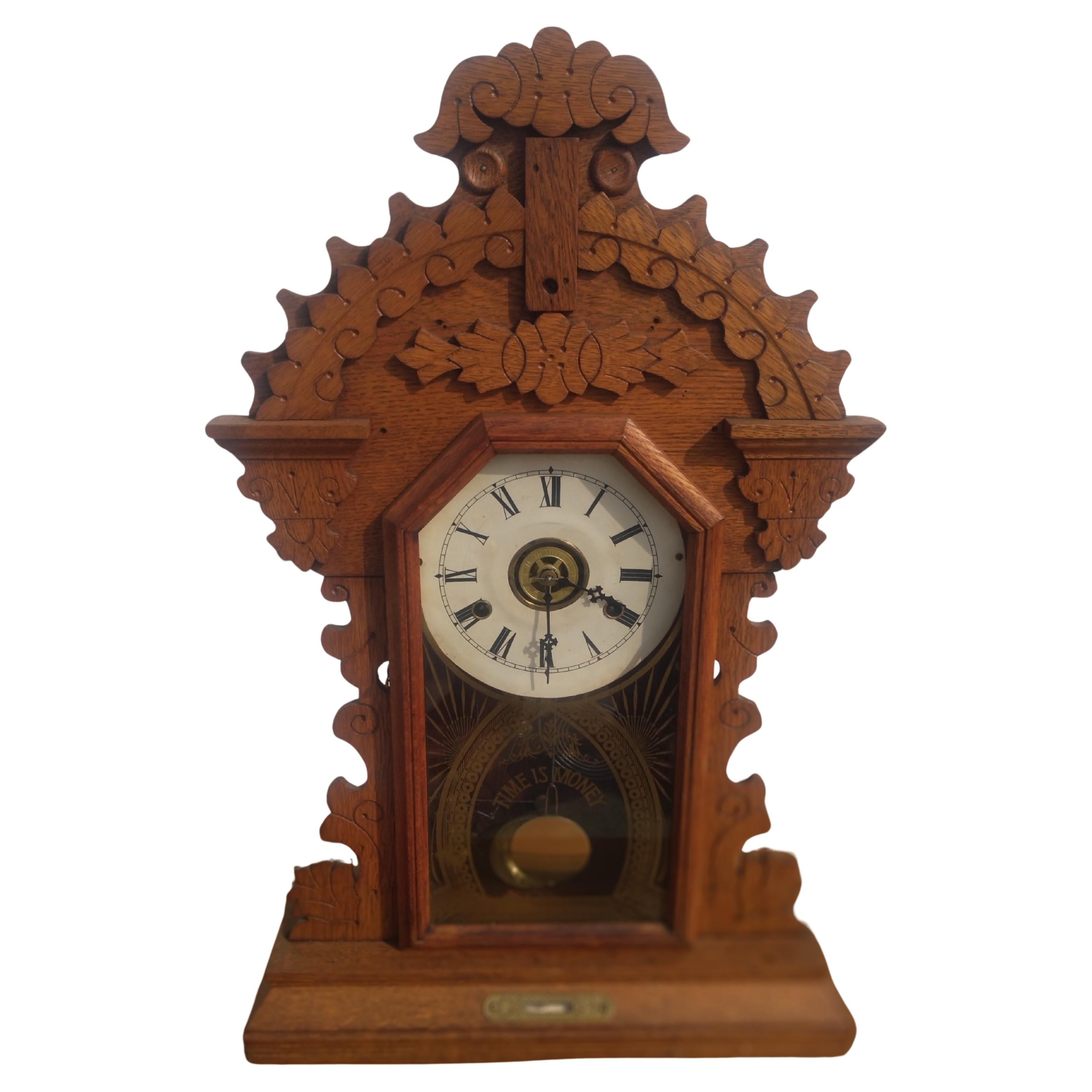 Reloj de manto de jengibre de nogal de finales del siglo XIX