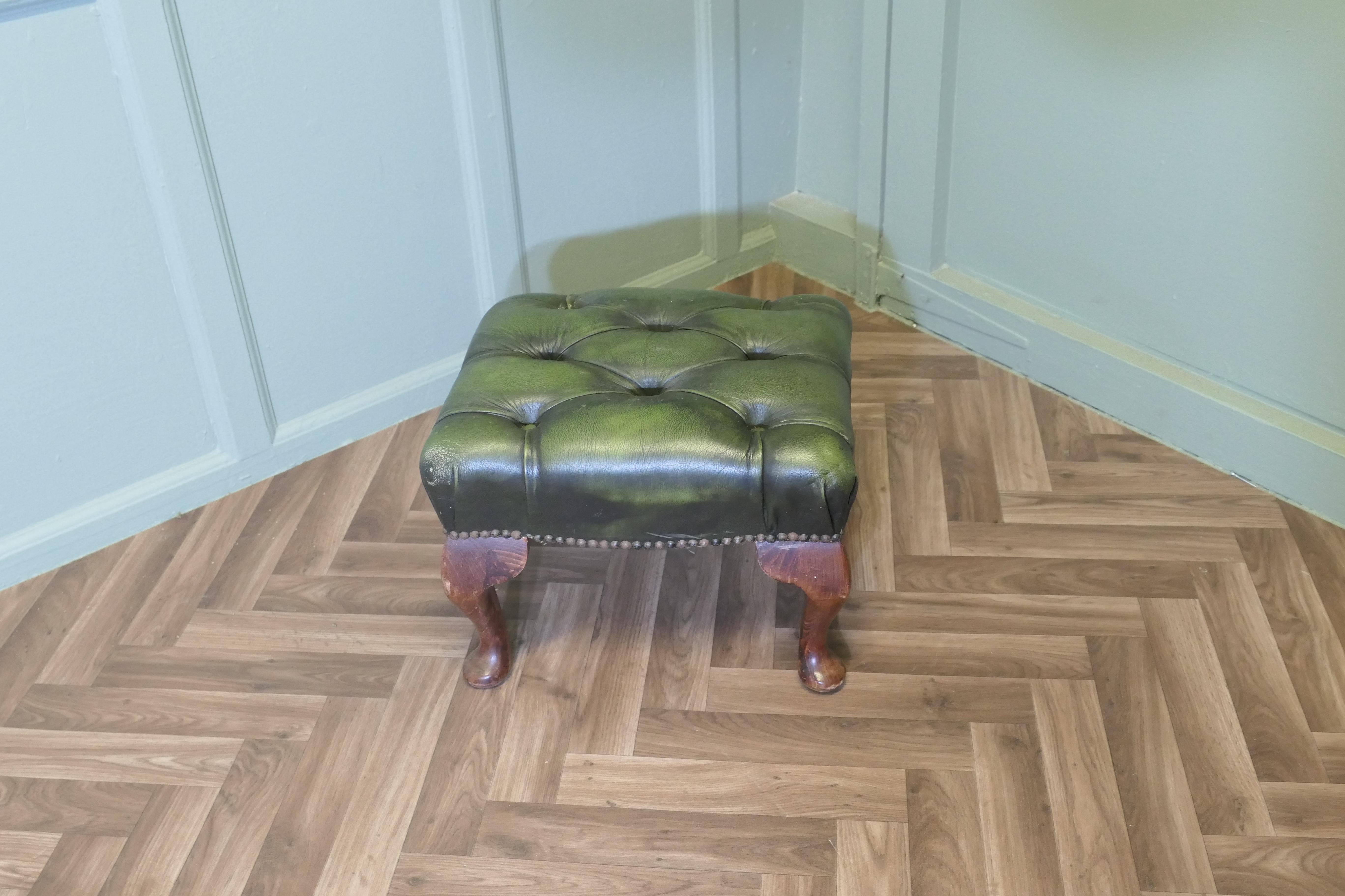 Chesterfield Bibliothekshocker aus Nussbaum und Leder. (Adamstil) im Angebot