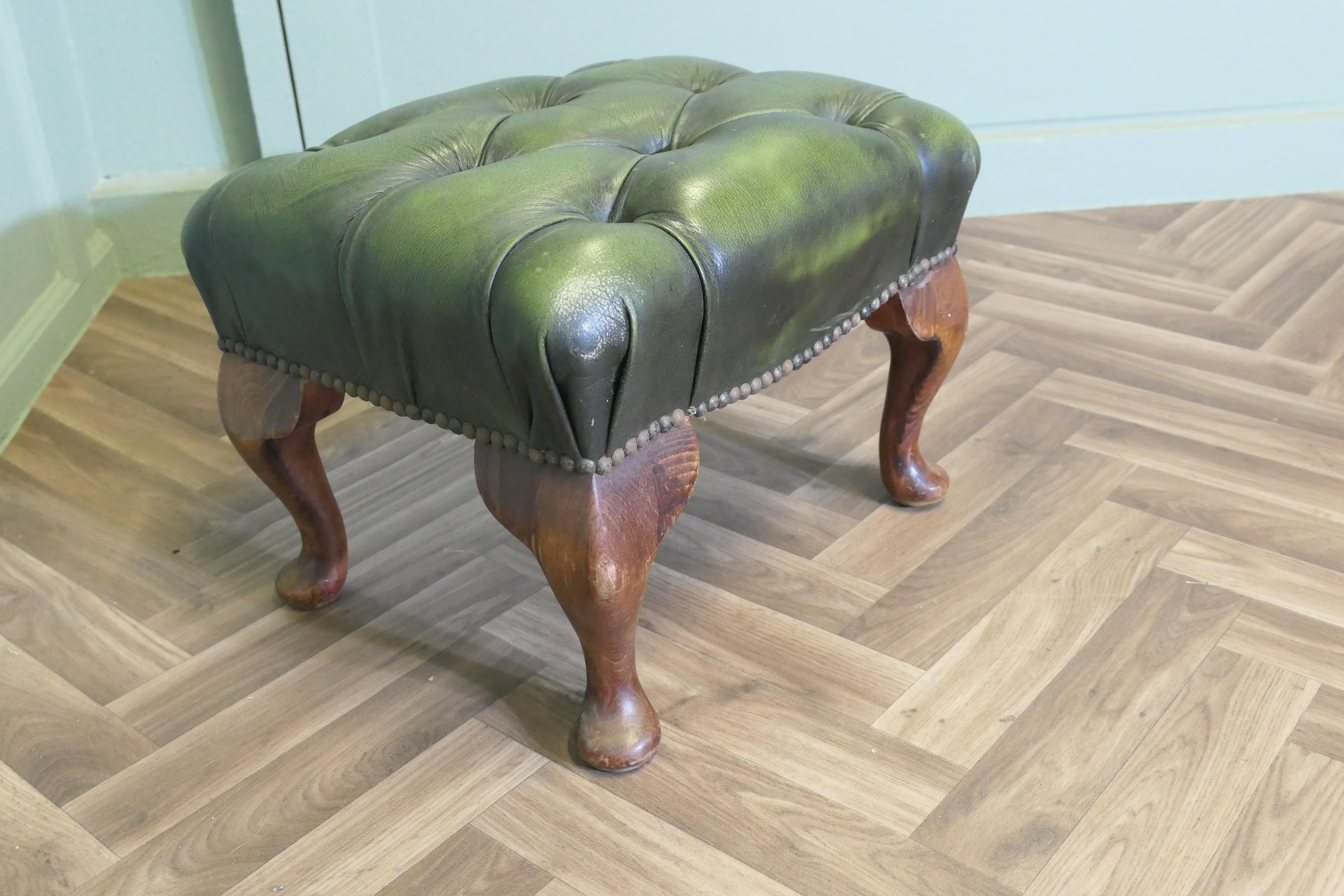 Chesterfield Bibliothekshocker aus Nussbaum und Leder. im Zustand „Gut“ im Angebot in Godshill, Isle of Wight