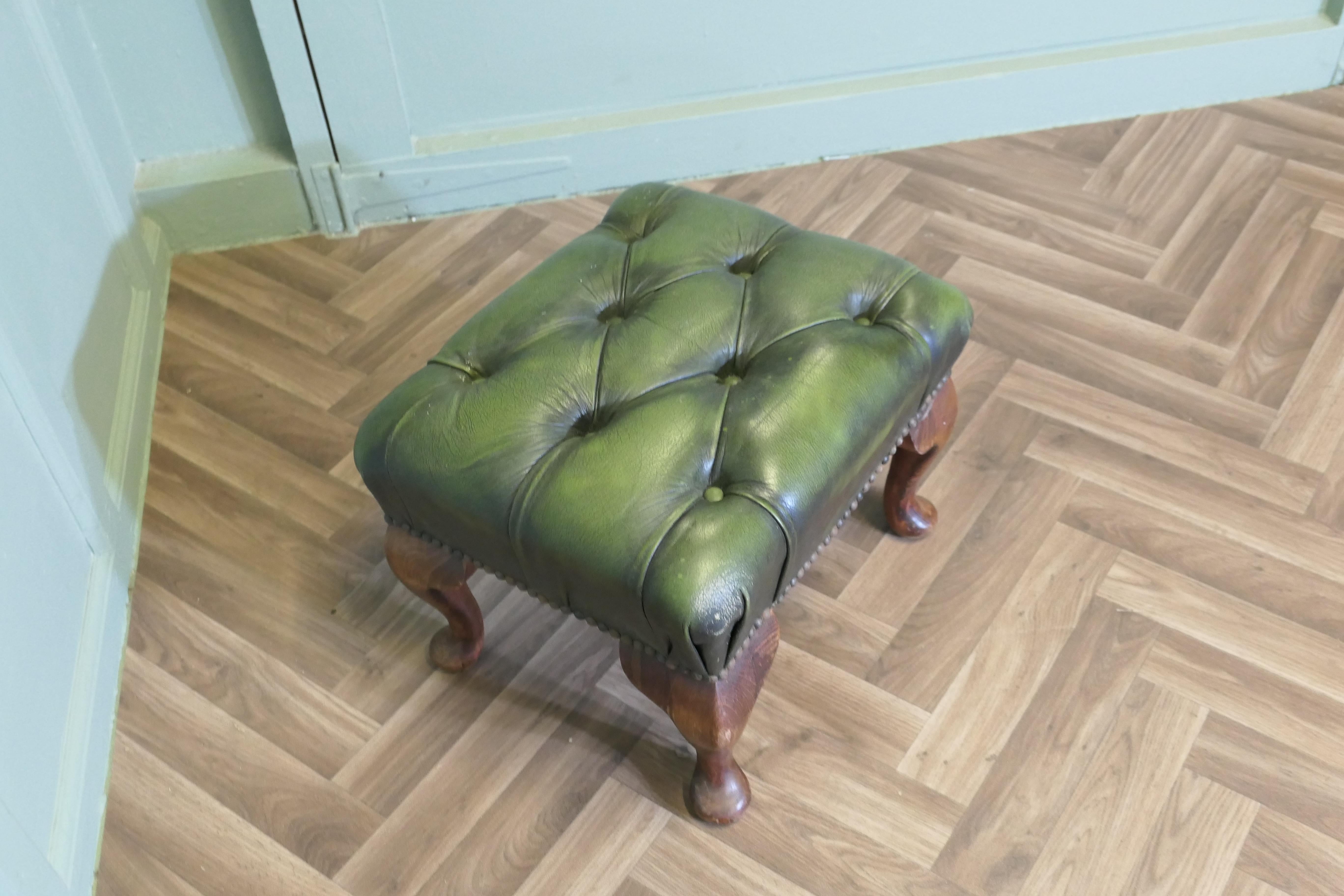 Chesterfield Bibliothekshocker aus Nussbaum und Leder. (Mitte des 20. Jahrhunderts) im Angebot