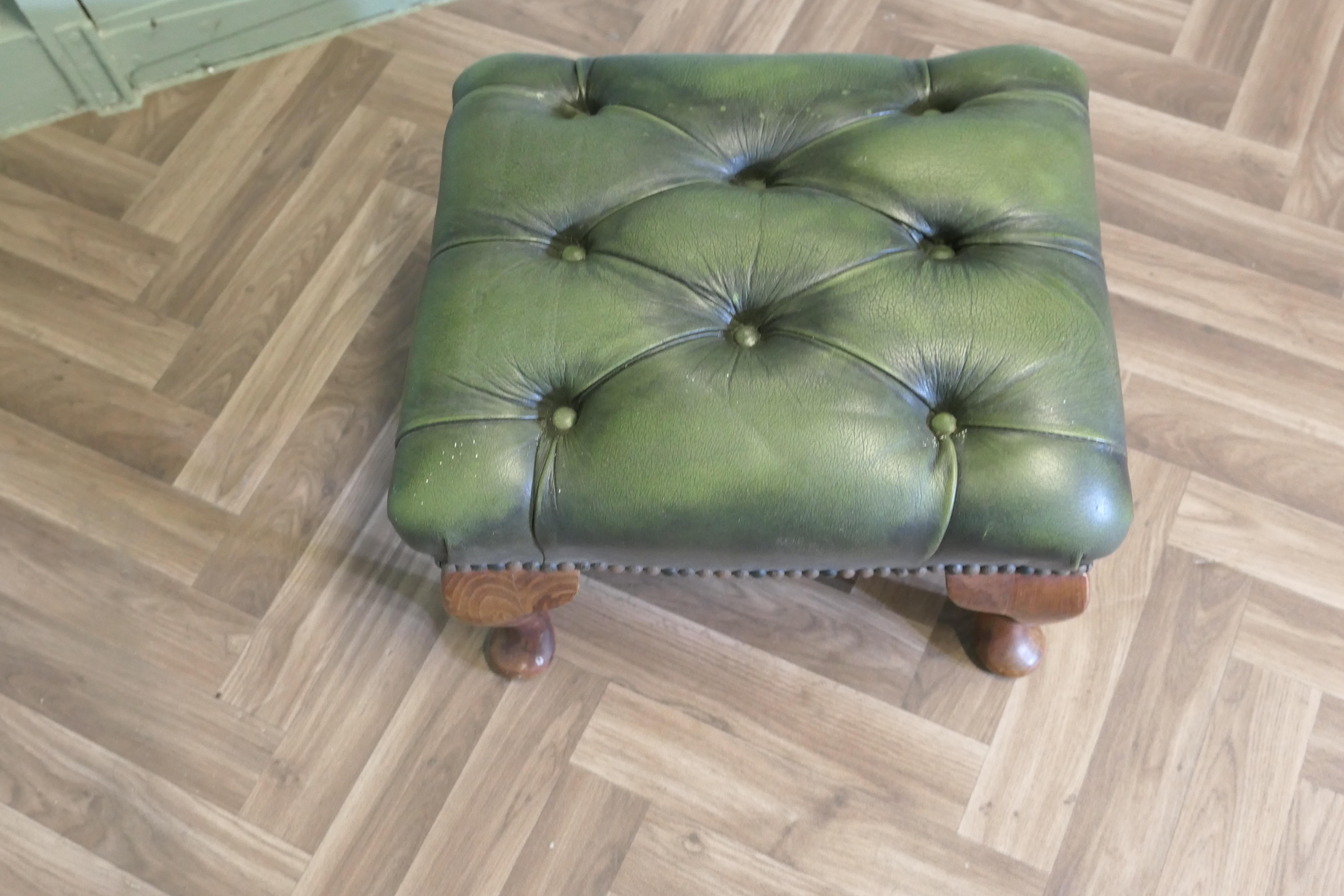 Chesterfield Bibliothekshocker aus Nussbaum und Leder. im Angebot 1