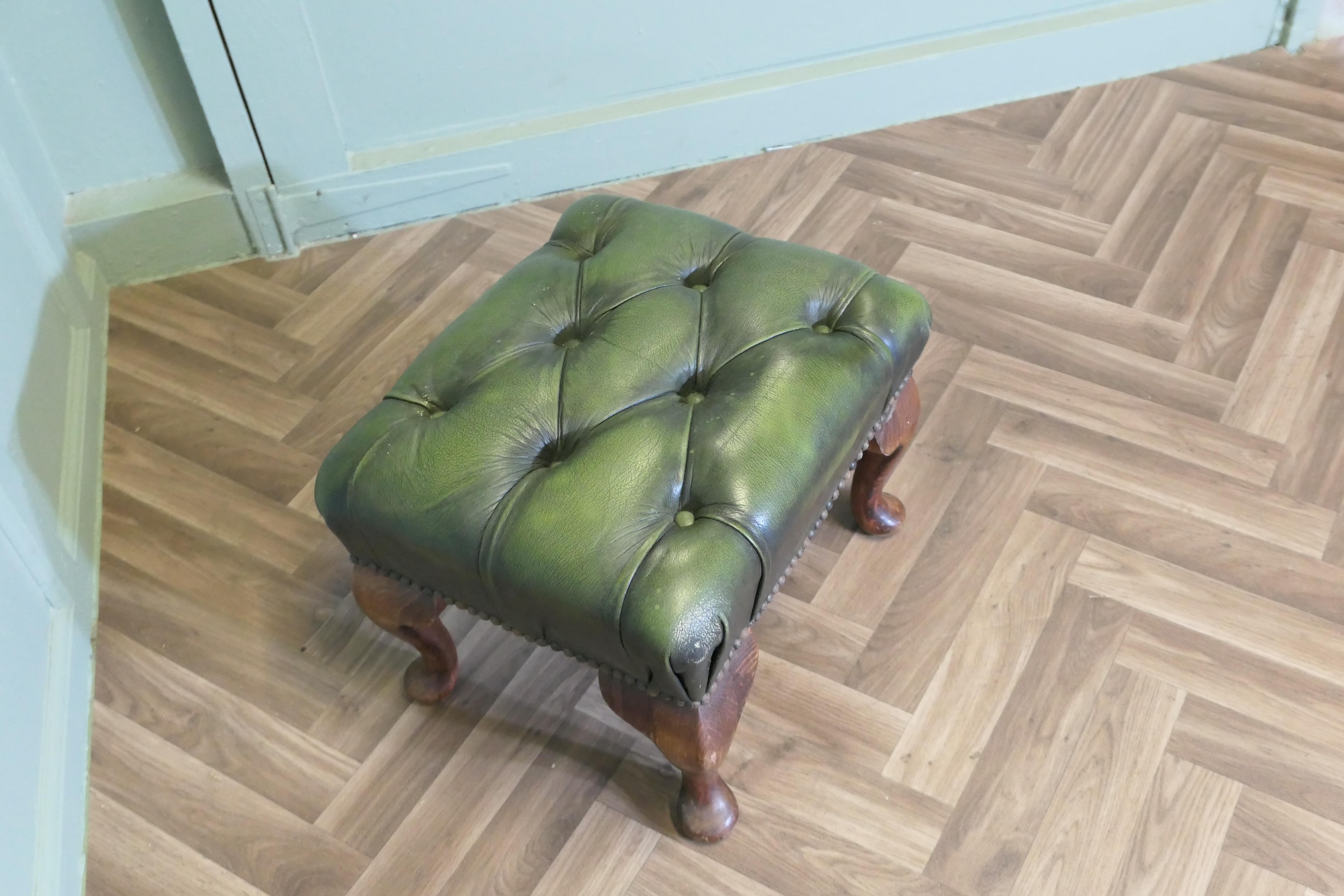 Chesterfield Bibliothekshocker aus Nussbaum und Leder. im Angebot 2