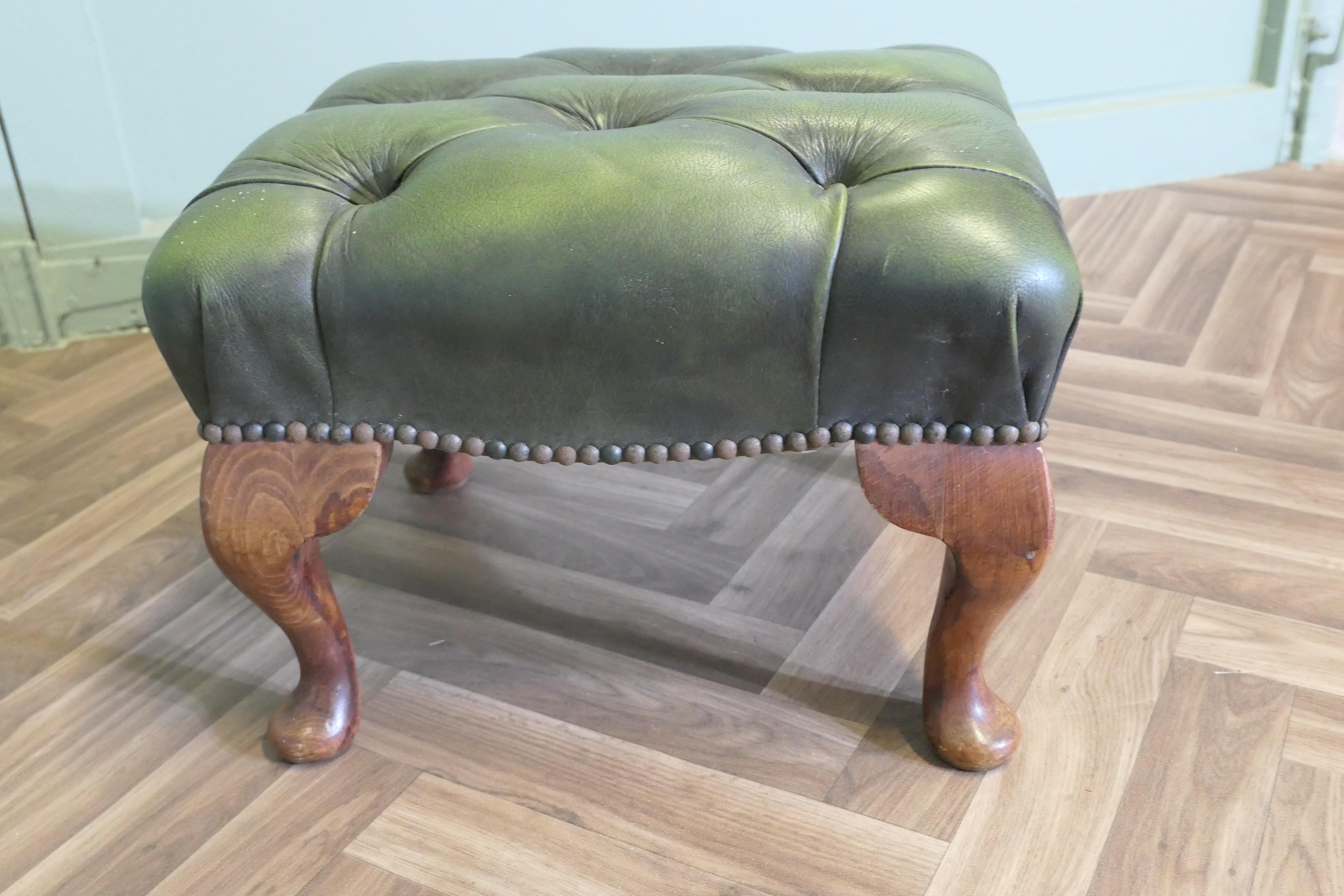 Chesterfield Bibliothekshocker aus Nussbaum und Leder. im Angebot 3
