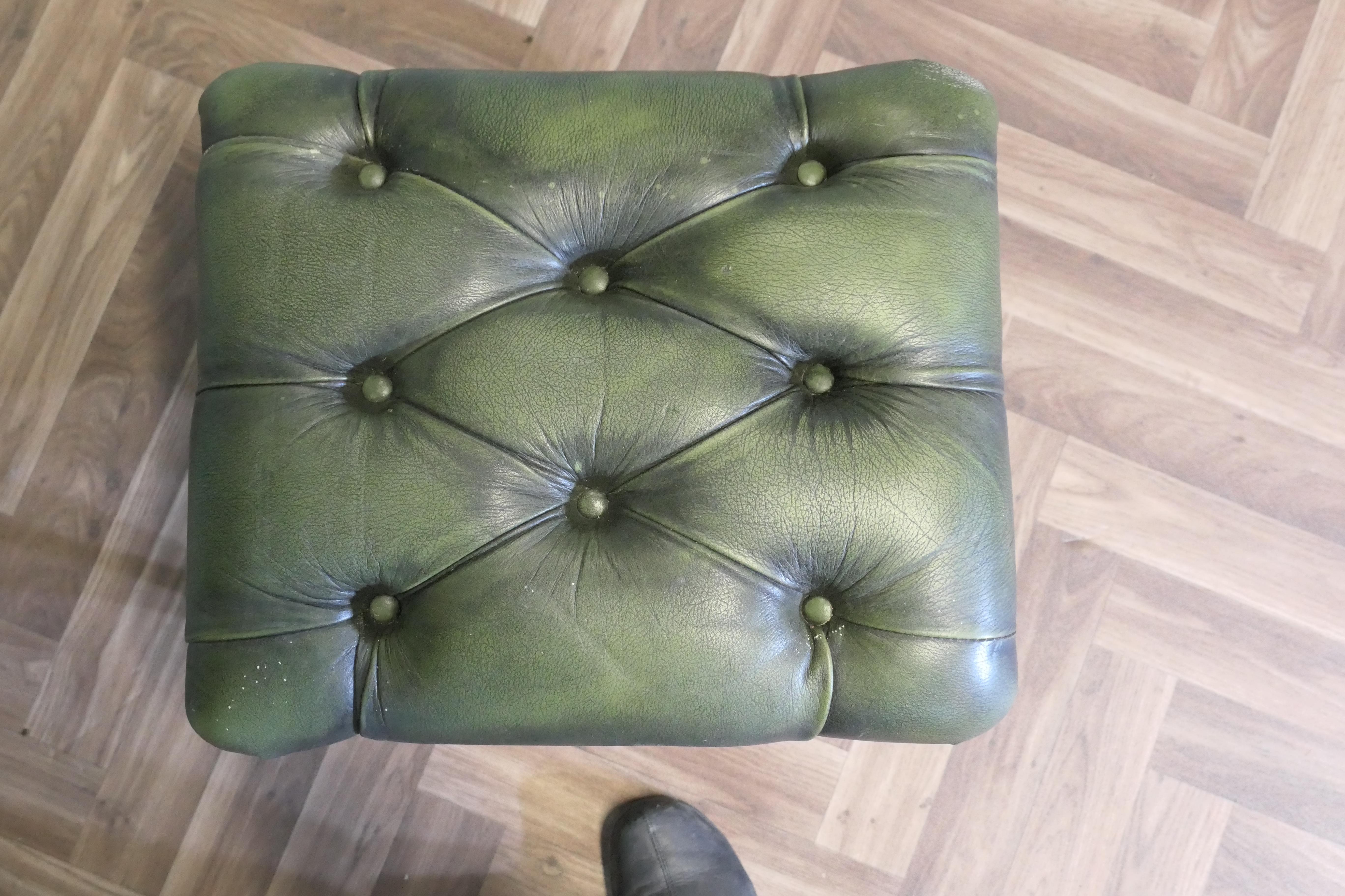 Chesterfield Bibliothekshocker aus Nussbaum und Leder. im Angebot 4