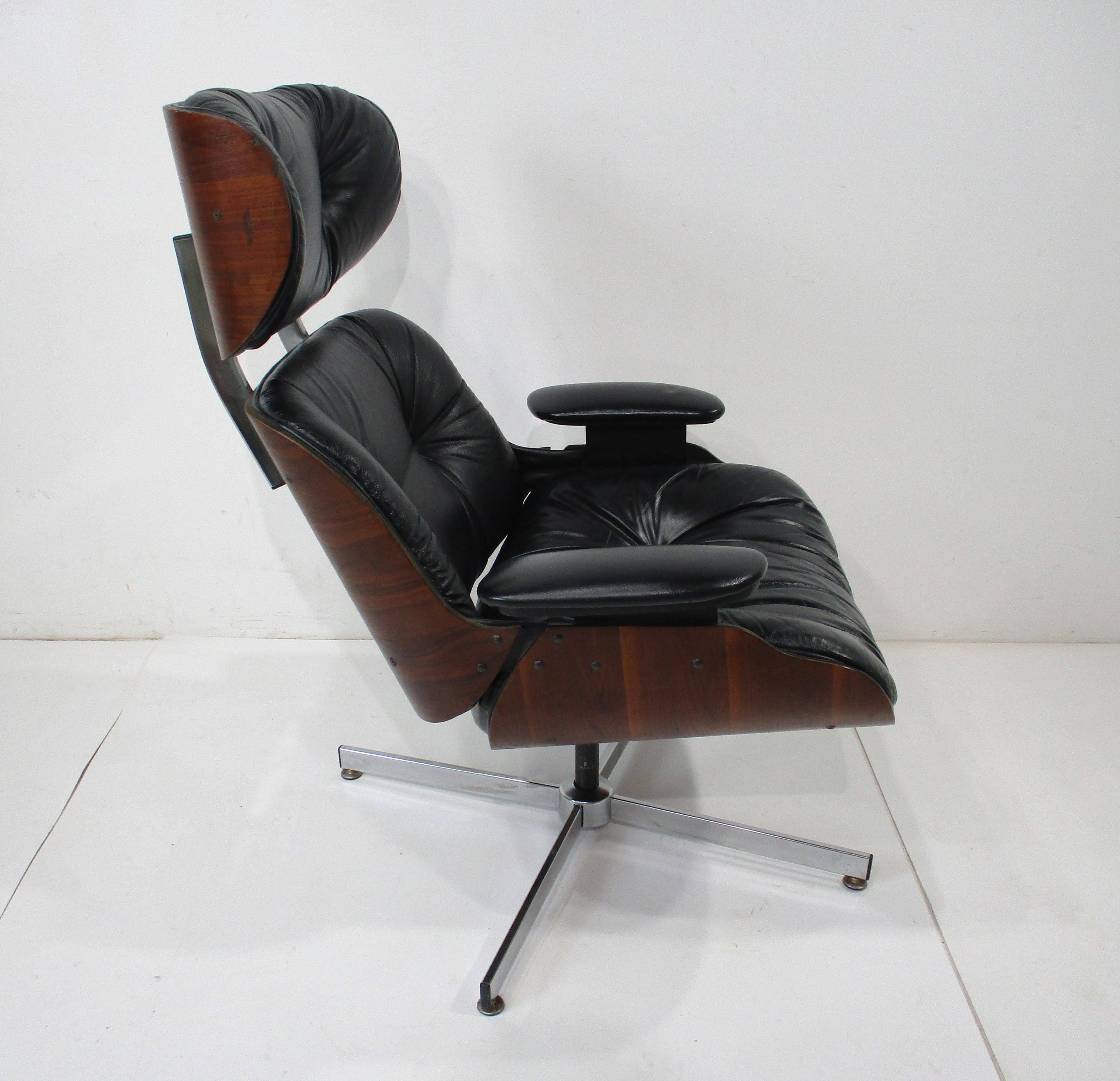 Mid-Century Modern Walnut Leather Lounge Chair by George Mulhauser for Plycraft   For Sale