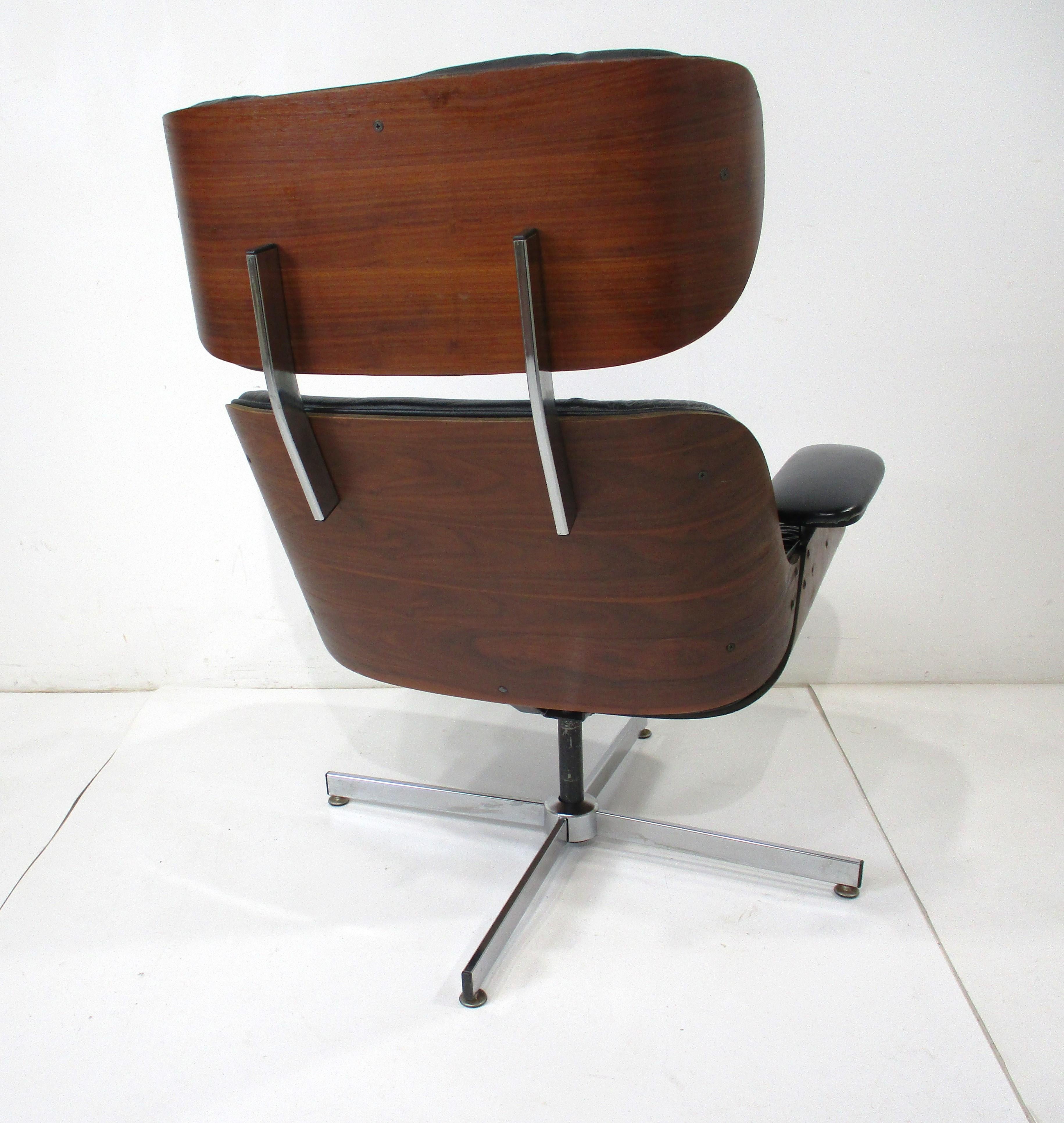 Walnut Leather Lounge Chair by George Mulhauser for Plycraft   In Good Condition For Sale In Cincinnati, OH