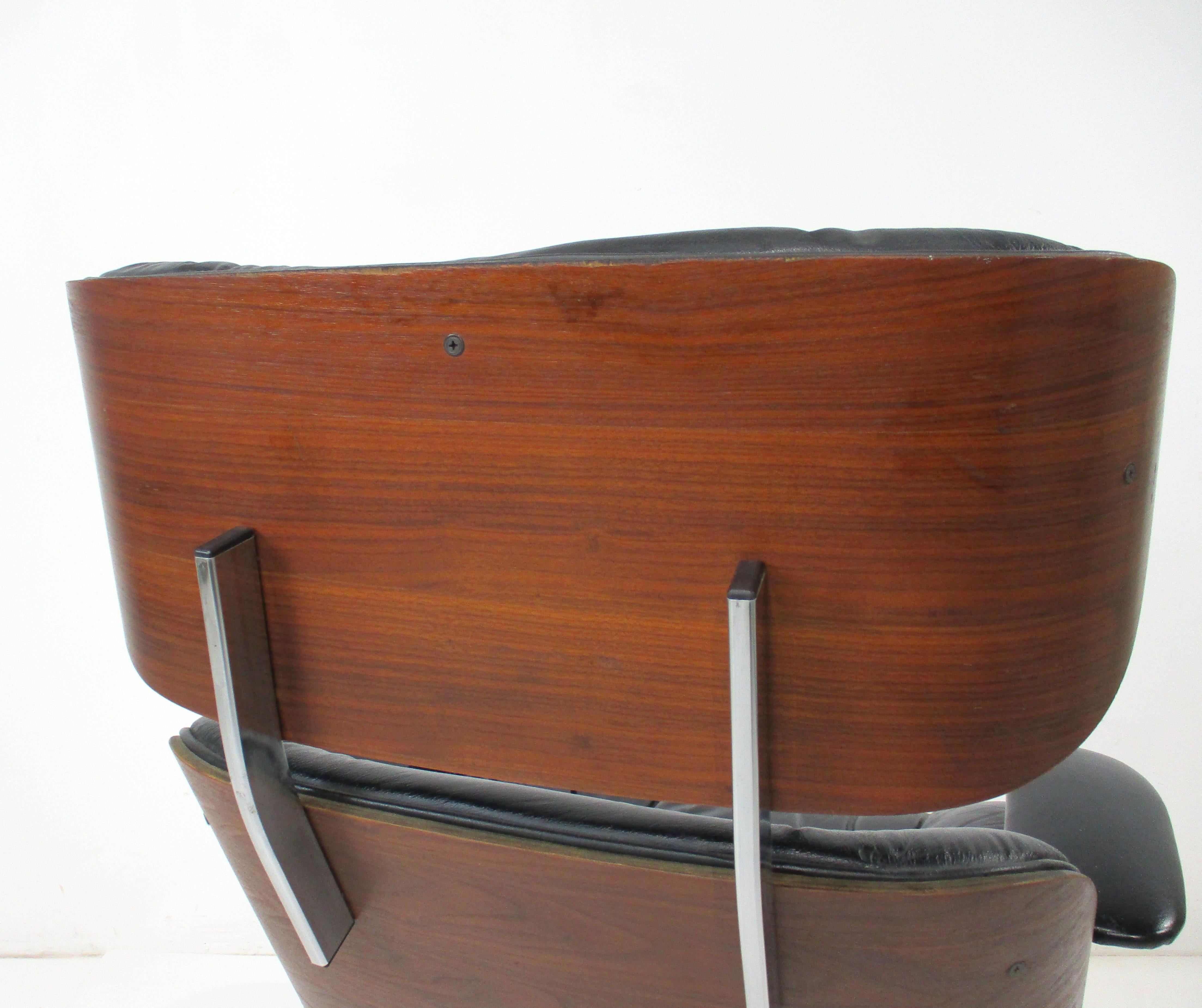 20th Century Walnut Leather Lounge Chair by George Mulhauser for Plycraft   For Sale