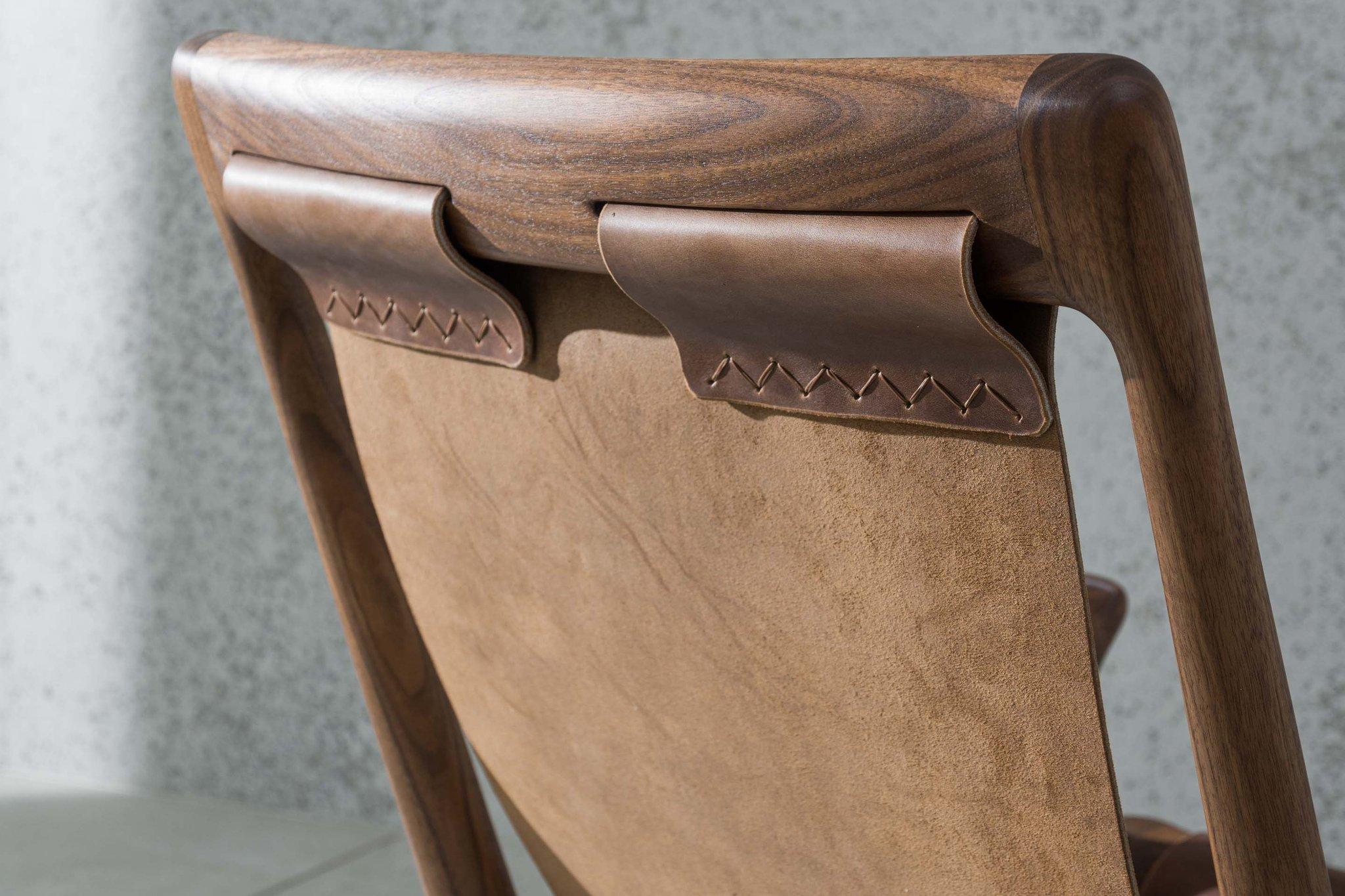 Sling Chair aus Nussbaum und Leder von Fernweh Woodworking (Moderne) im Angebot