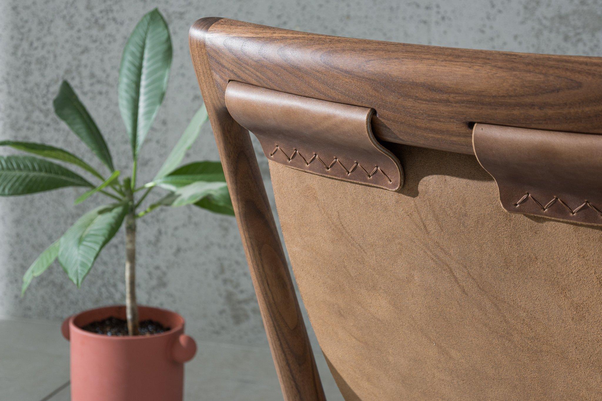 Walnussholz- und Leder-Sling Chair Mod 2 von Fernweh Woodworking (Moderne) im Angebot