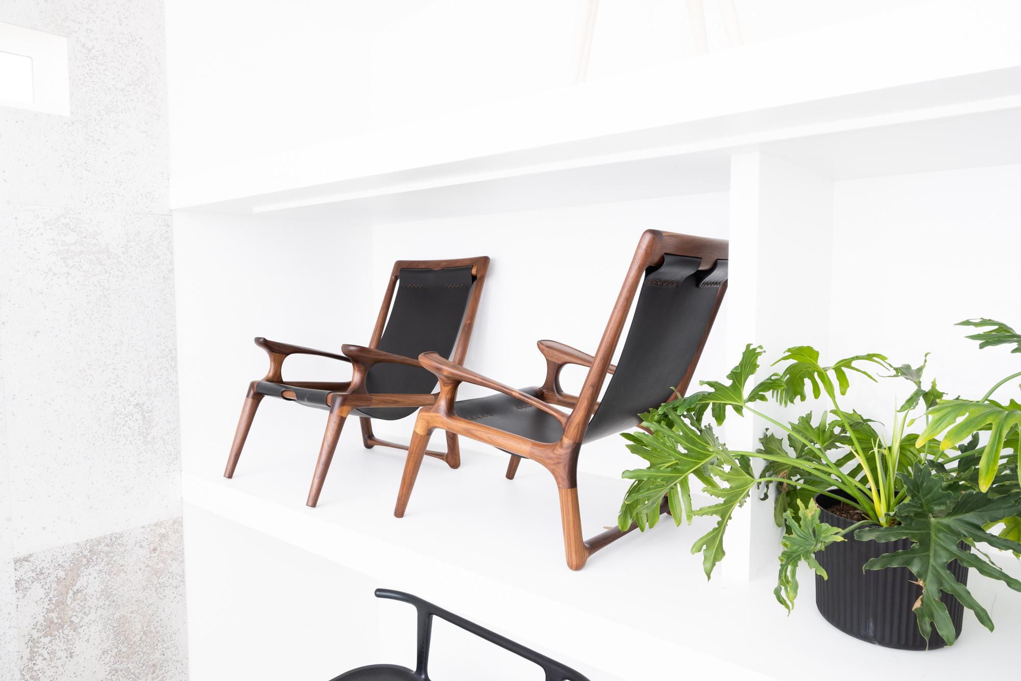 Walnussholz- und Leder-Sling Chair Mod 2 von Fernweh Woodworking im Angebot 1