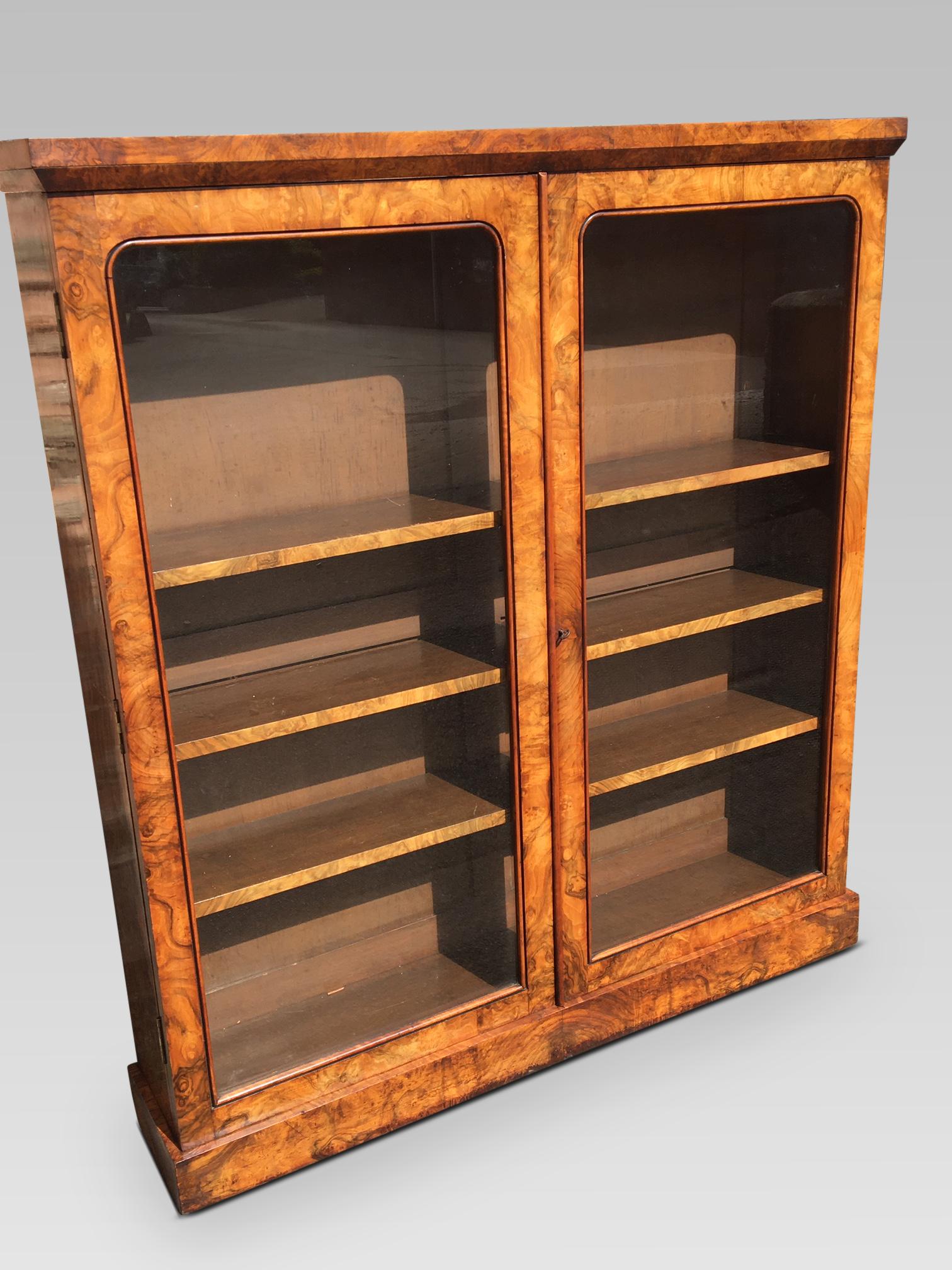 Fine quality English figured walnut library bookcase in excellent condition, circa 1850
This delightful bookcase has the most glorious vereers, original finish and mellow antique patination.
There are 3 adjustable shelves with walnut veneered