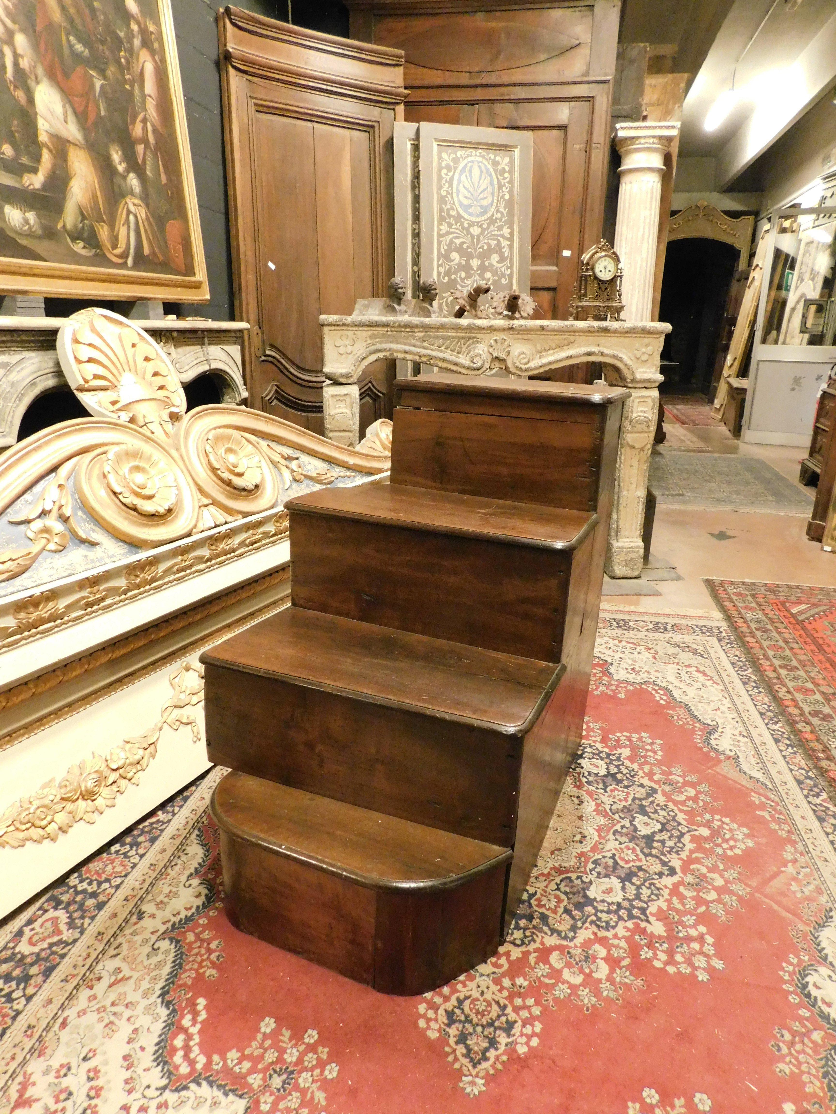 Alte, alte, kleine Bibliothekstreppe aus massivem Nussbaumholz mit 4 Stufen, gebaut in Italien im 18. Jahrhundert, hat eine Seite, die eine Ecke oder einen Handlauf aufnehmen könnte. Ideal für hohe Bibliotheken, Büros oder Geschäfte, maximale Größe