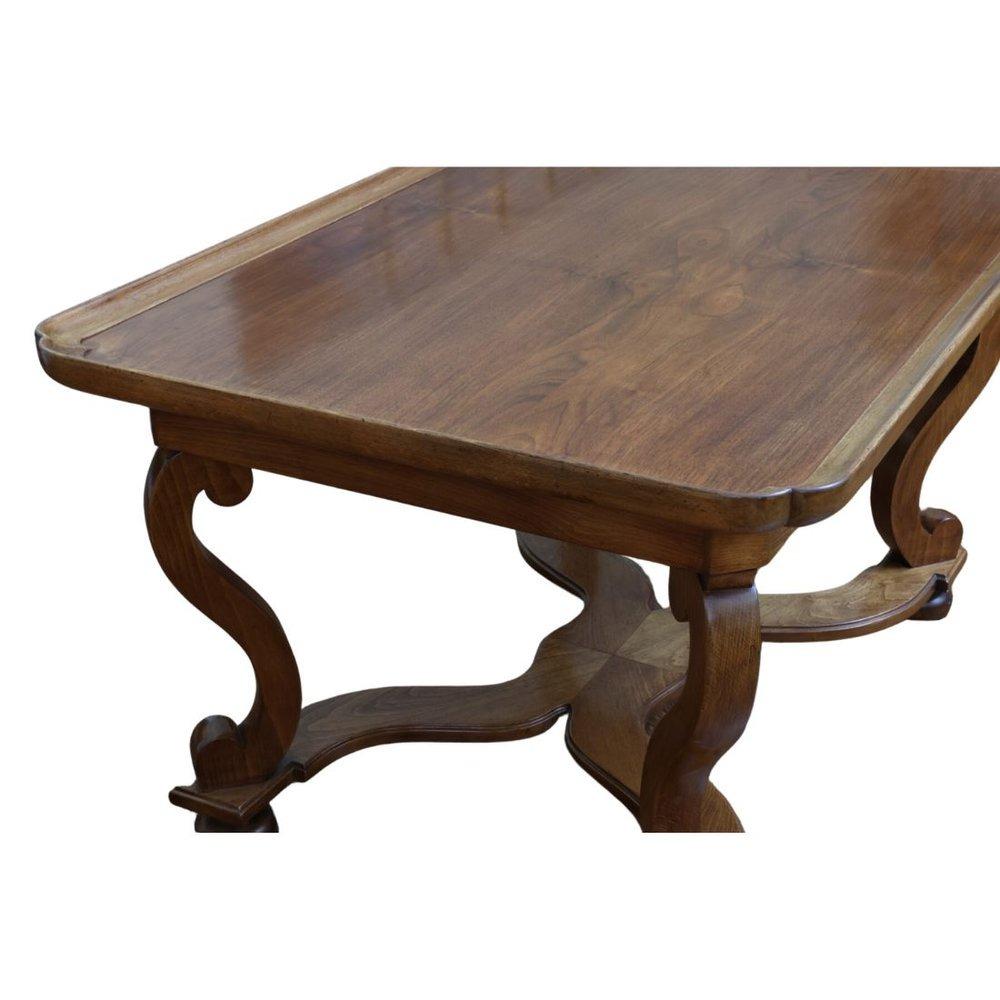20ième siècle Table de bibliothèque avec pieds en volute et traverse en X en vente