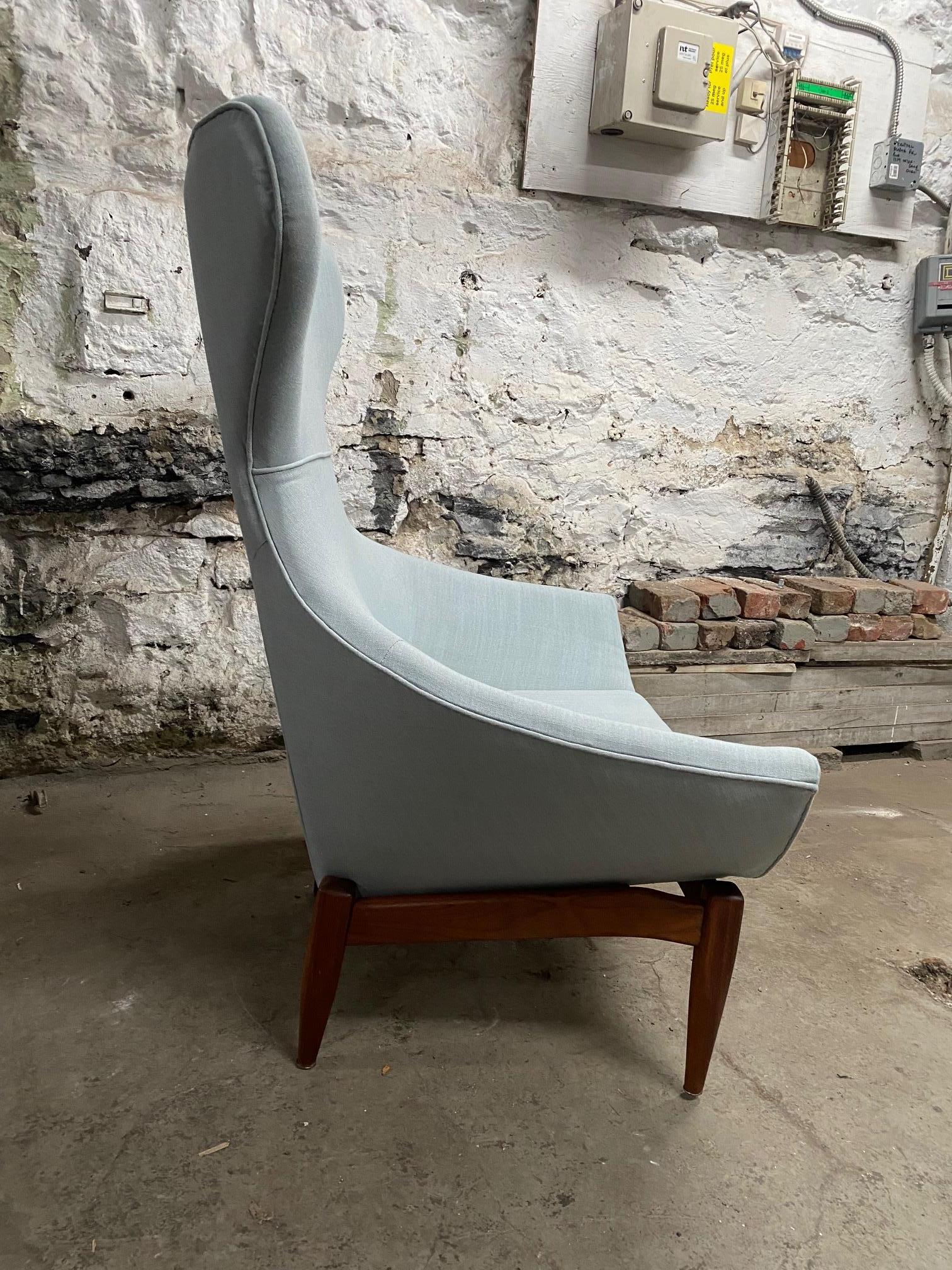 Milieu du XXe siècle Chaise à dossier en noyer et en lin bleu clair attribuée à Adrian Pearsall en vente