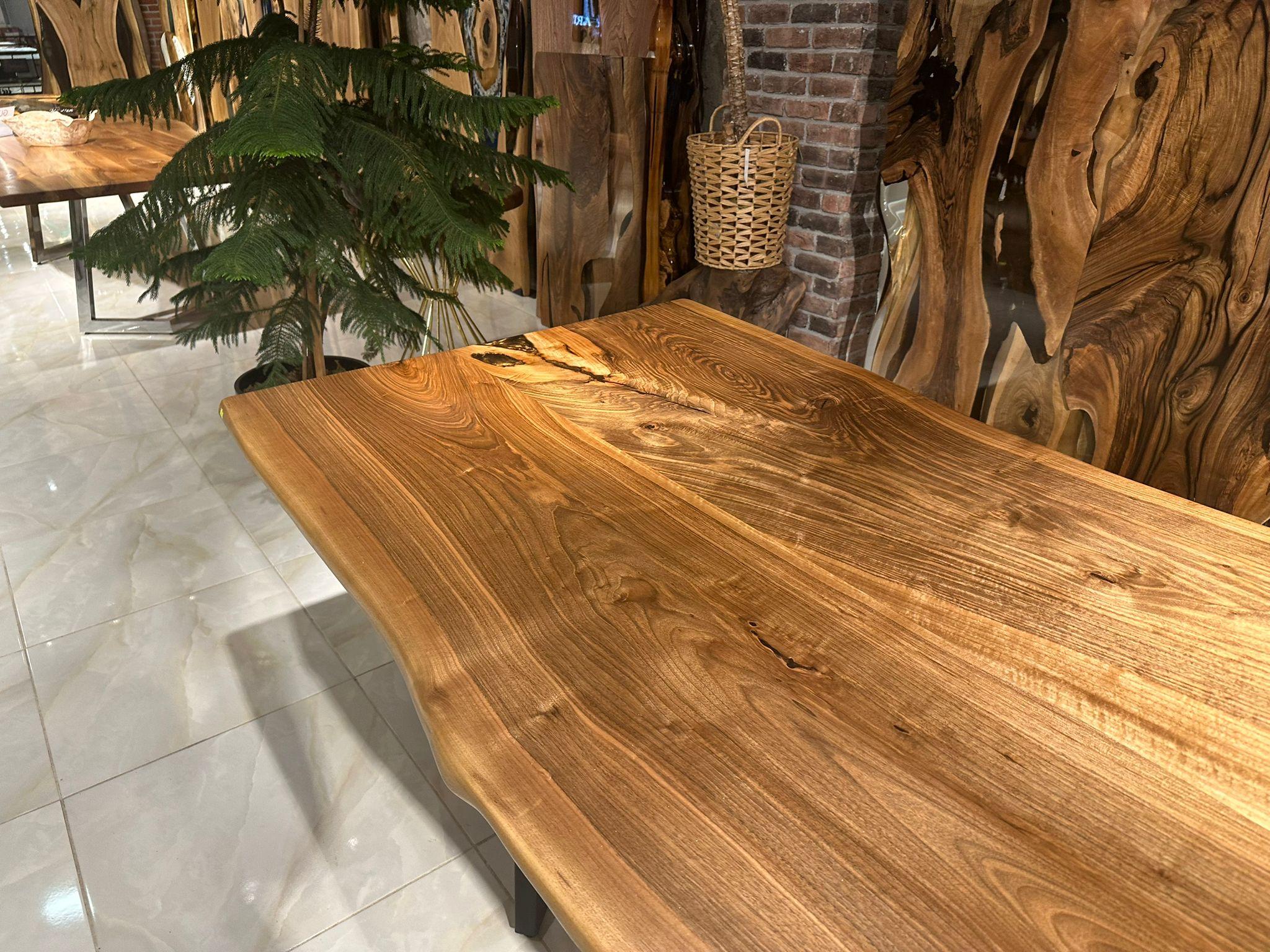 Noyer Table de cuisine en bois à bord vif en noyer en vente