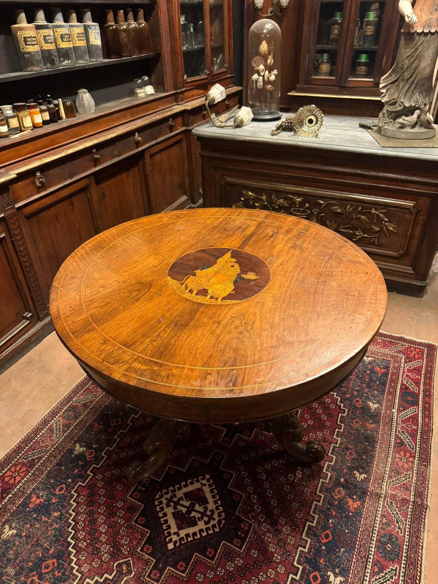 Mesa de salón de nogal, con tablero redondo e incrustación central, Italia en venta 4