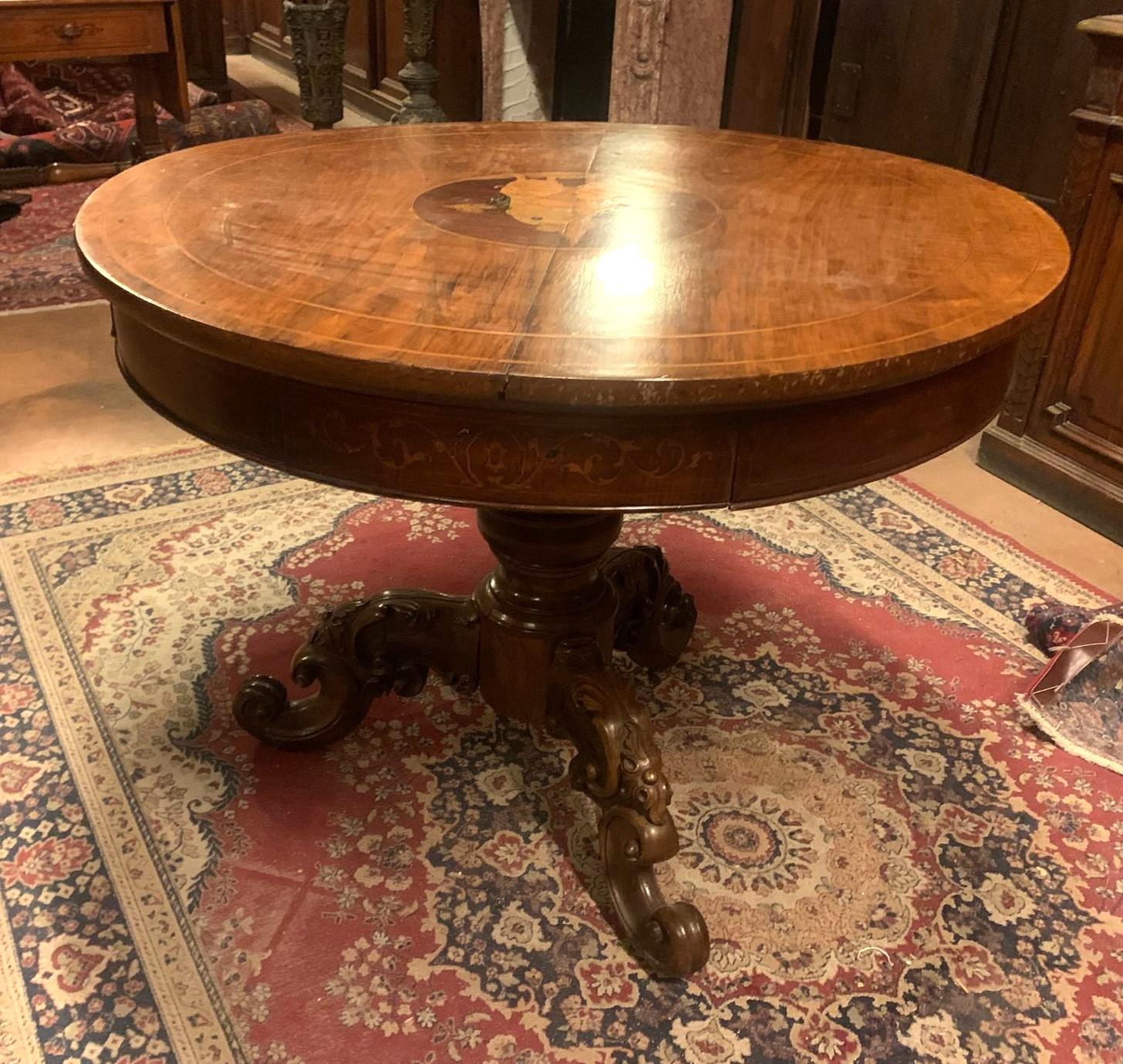 Mesa de salón de nogal, con tablero redondo e incrustación central, Italia Italiano en venta