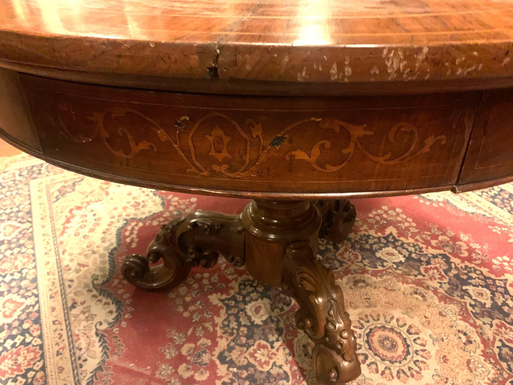 Mesa de salón de nogal, con tablero redondo e incrustación central, Italia en Bueno estado para la venta en Cuneo, Italy (CN)