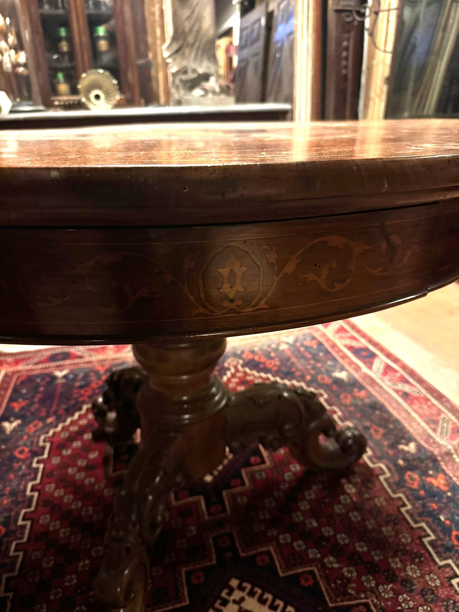 Mesa de salón de nogal, con tablero redondo e incrustación central, Italia siglo XIX en venta