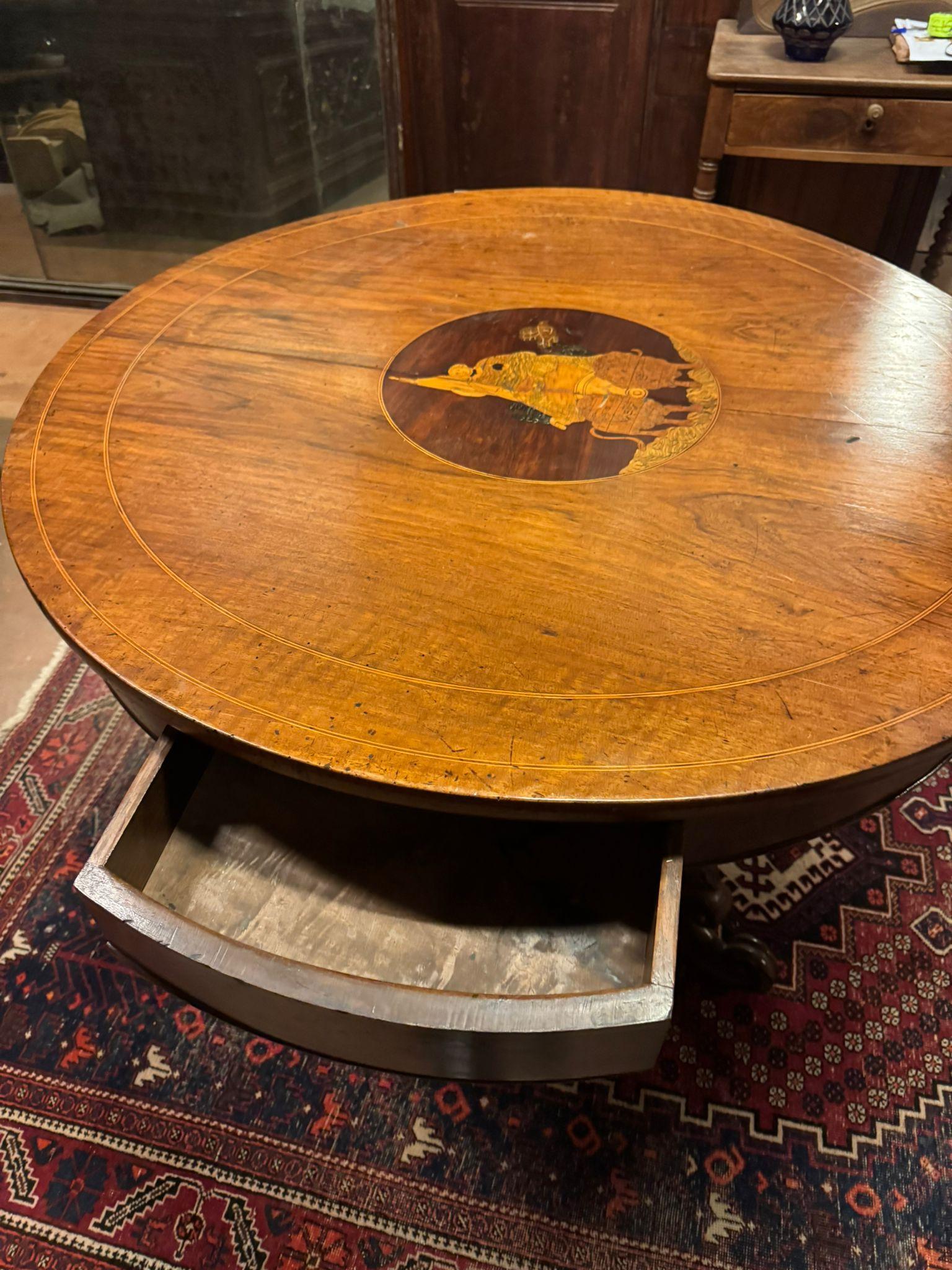 Mesa de salón de nogal, con tablero redondo e incrustación central, Italia Nogal en venta