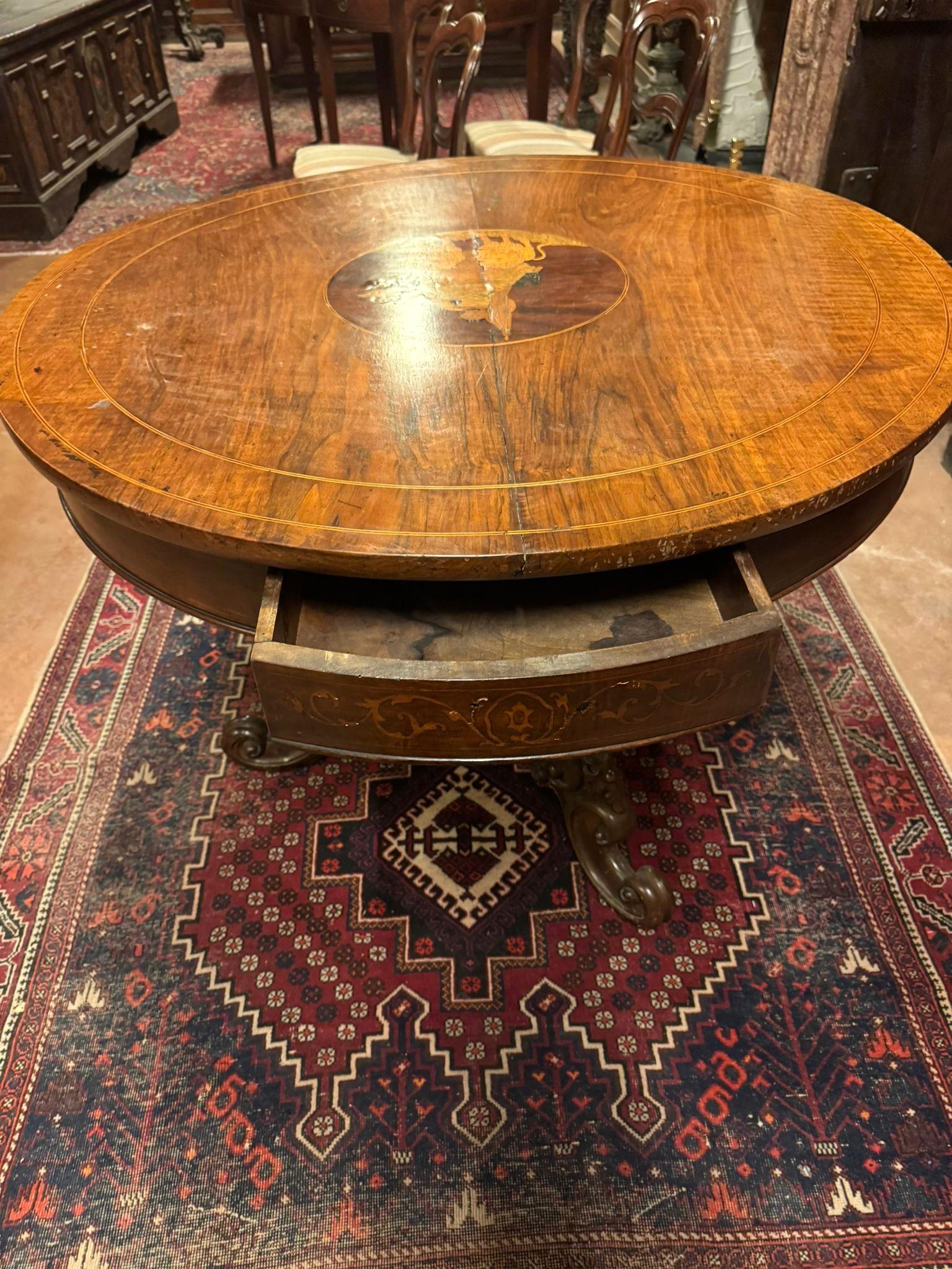 Mesa de salón de nogal, con tablero redondo e incrustación central, Italia en venta 1