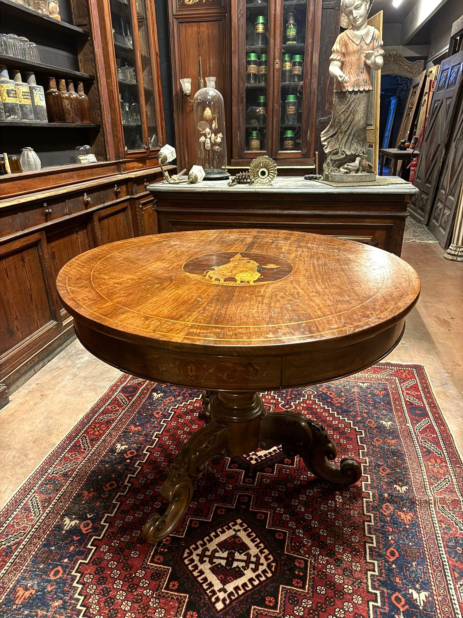 Mesa de salón de nogal, con tablero redondo e incrustación central, Italia en venta 2