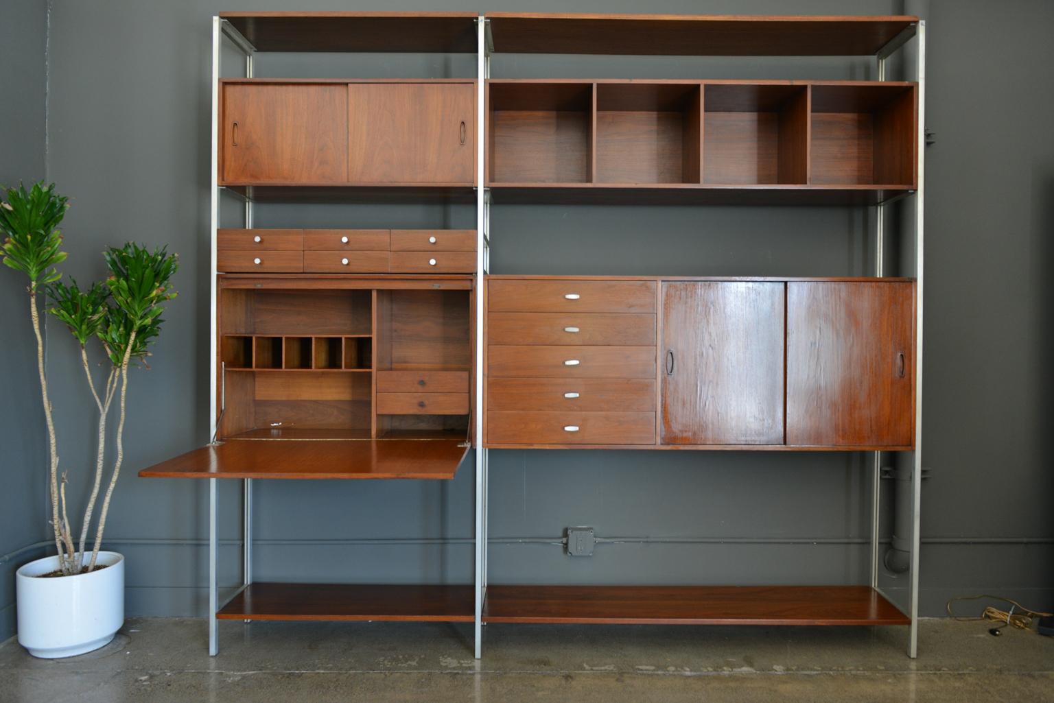 Walnut 'Living Wall' Freestanding Wall Unit or Bookcase by Paul McCobb, 1968 In Good Condition In Costa Mesa, CA