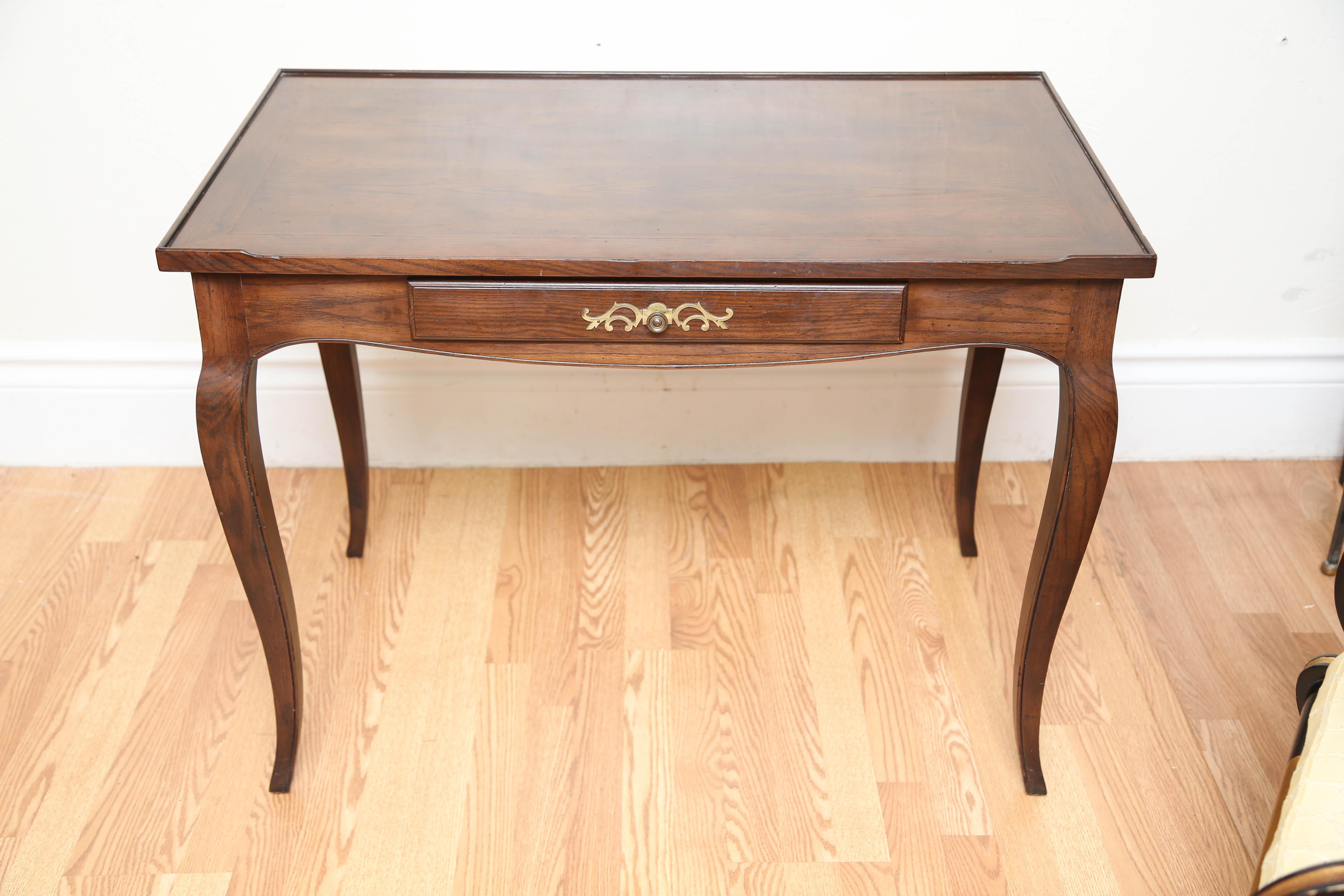 Walnut Louis XV Style Writing Table by Henredon In Good Condition In West Palm Beach, FL