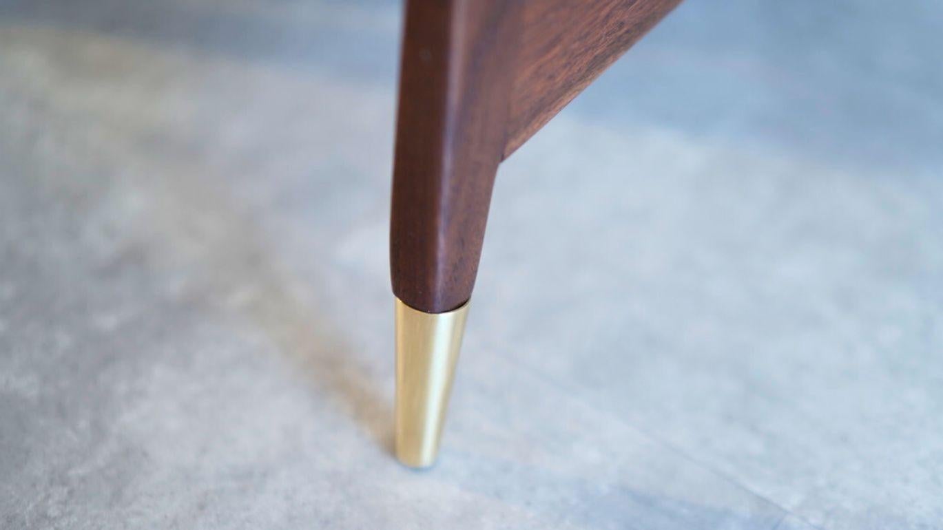 Laiton Chaises longues en noyer par Edmond J. Spence, C.1950s en vente