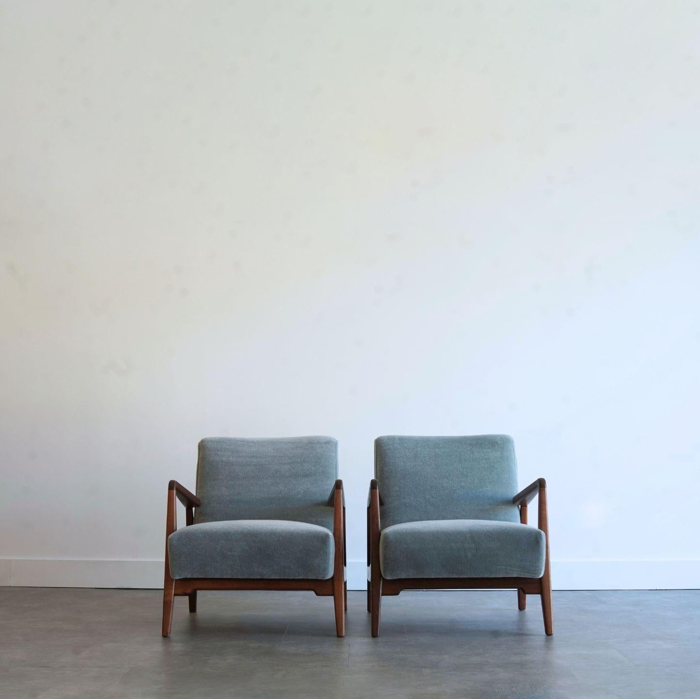 Mid-Century Modern Walnut Lounge Chairs by Jens Risom, C. 1950s For Sale