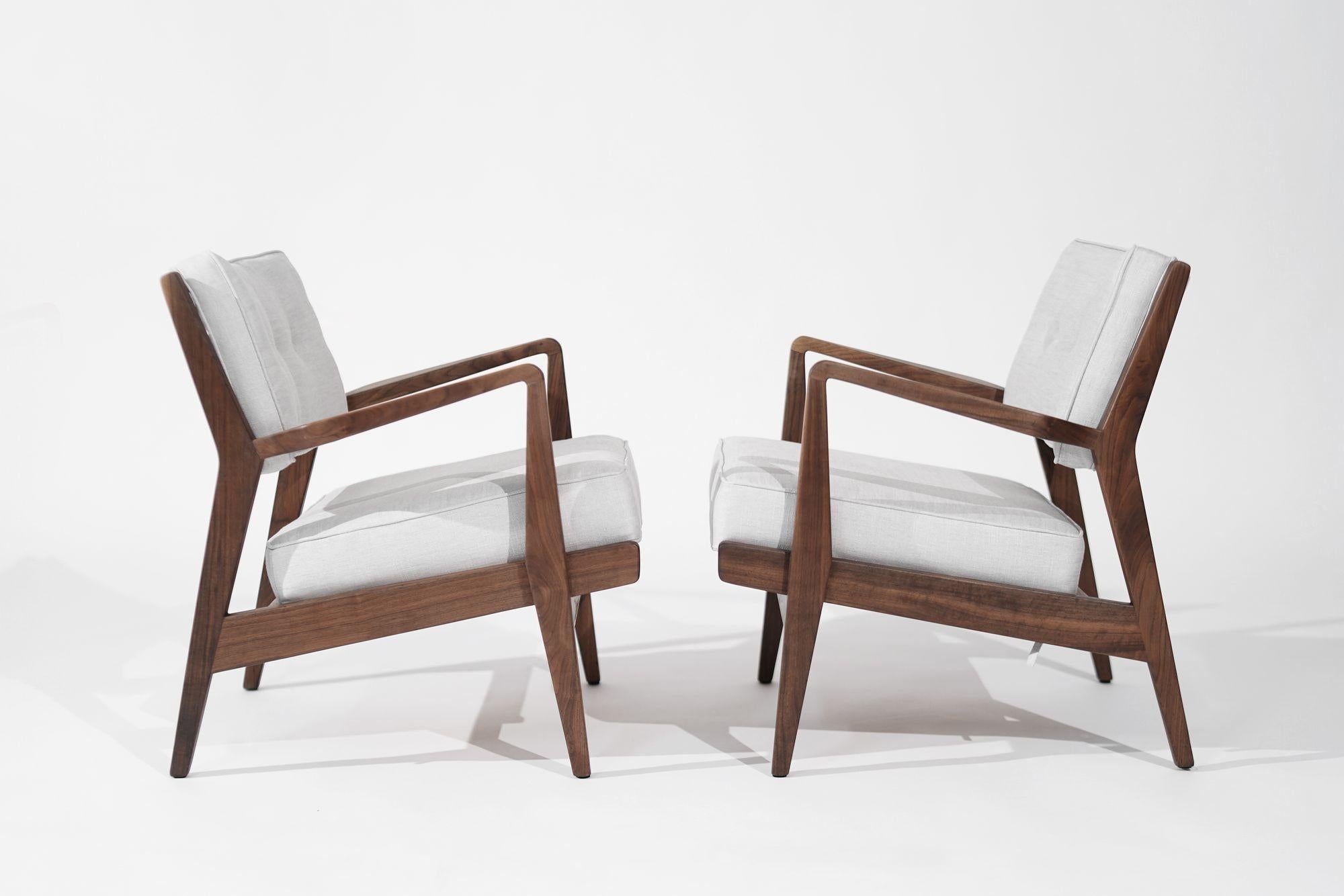Experience the epitome of mid-century modern elegance with our fully restored walnut lounge chairs from the 1950s, a timeless creation by Jens Risom for Risom, Inc. Meticulously refurbished and reupholstered in luxurious Gray Linen, these chairs